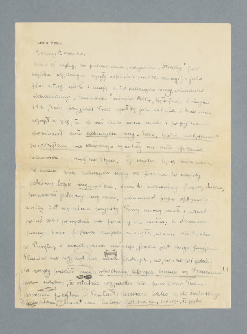 List Jadwigi z d. Perl – do brata i, na stronie verso, Leona Perla – do syna. Pisany na papeterii Leona Perla – u góry po lewej nadruk: LEON PERL – jak wynika z treści: w domu Perlów. W zakończeniu części listu pisanej przez Jadwigę z d. Perl aluzja do Madagaskaru jako miejsca planowanego masowego osadnictwa Żydów Madagaskarze, a zapewne przede wszystkim do hasła polskich nacjonalistów: „Żydzi na Madagaskar”. Na stronie verso krótki dopisek ówczesnego męża Jadwigi, filmowca Stanisława Wohla (w 1938 r. premierę miał współtworzony przez niego film „Strachy”, zob. MPOLIN-A50.1.2).
Fragmenty tekstu podkreślone ołówkiem, zapewne przez adresata. U dołu pierwszej strony, między wierszami, drobne niewyraźne rysunki. Treść (częściowo zmodernizowano pisownię i interpunkcję):
Kochany Braciszku,
bardzo Ci dziękuję za powinszowania, rzeczywiście „Strachy” pod względem zdjęciowym wyszły wspaniale (masa recenzji) – jako film też są niezłe i mają dużo ciekawych rzeczy. Niedawno obchodziliśmy „kawalerski” wieczór Felki, było picie i krzyki itd., Twój przyjaciel Tross upił się jak świnia i tak mnie ugryzł w rękę, że do dziś dnia mam znak i po pijanemu opowiedział dużo ciekawych rzeczy o Tobie, które natychmiast powtórzyłem na Chłodnej i wywołały one dużo zgorszenia. Mianowicie… mniejsza z tym, Ty chyba lepiej wiesz ode mnie. Nie mam wiele ciekawych rzeczy do pisania, bo wszyscy jesteśmy dosyć przygnębieni, mimo to zachowujemy pogodę ducha, ponieważ jesteśmy pesymiści, natomiast papa-optymista dzisiaj jest wyraźnie przybity. Forsy mamy mało i nawet popić sobie porządnie na pociechę nie można. W Warszawie panuje teraz piękna angielska mgła, widzisz, nie tylko w Paryżu, i nawet szczerze mówiąc, jeszcze jest dosyć przyjemnie. Planów na wyjazd nie mamy żadnych, no, bo i za co i gdzie. Nie wszyscy przecież mają ukochane, których bracia są Francuzami!! Mam nadzieję, że ostatnie wypadki nie przeszkodzą Twemu dalszemu pobytowi w Paryżu. Niedawno lekko się do Szwalbego dolewałam [?], nawet mu kolano pokazałam, mówiąc, że jestem Twoją siostrą. Oczywiście tylko z siostrzanej miłości. Myślę, że się tak prędko nie zobaczymy, postaraj się siedzieć tam jak najdłużej i baw się dobrze. W domu wszystko w porządku. Melcia [tj. matka] oczywiście za Tobą mocno tęskni. Jutro posyłam Ci czekoladę. Podobno nie płaci się za to cła, bo to próba bez wartości i waży mniej niż 1/2 kg. Staś gra właśnie w karty z Melcią. Jeżeli będziesz miał ochotę, możesz do mnie napisać, jeżeli nie, to się nie obrażę, bo przypuszczam, że w Paryżu można lepiej spędzić czas, niż „pisząc listy” do rodziny. Całuję Cię serdecznie, do widzenia na Madagaskarze [podpis] Jadzia
Całusy i pozdrowienia
Staś
14/XI 38
Mój drogi! Twoich wątpliwości co do mojego zdrowego sensu nie uważam za uzasadnione. Śmiałym Bóg włada – mawiali [R]osjanie. Inna sprawa, że nie chcesz pisywać do I.K.C. [„Ilustrowanego Kuriera Codziennego”.] Tros, kiedy się podzieliłem z nim moją koncepcją, nie widział w tym nic niemożliwego ani zdrożnego. Co zaś dotyczy „Kuriera Polskiego”, to i tu również nie mam nic konkretnego, lecz można by spróbować. Ja tam mam pewne znajomości i Tros też [druga połowa zdania podkreślona i z dopiskiem: „świetne”]. Trzeba się asekurować. Pod tym kątem widzenia traktuję również i odwiedziny „rodziny” oraz p. E[?]. Dobrze mieć jak najwięcej punktów oparcia, szczególnie w dzisiejszych tak smutnych i tak pełnych niespodzianek czasach. Jestem pod ciężkim wrażeniem tego, co się dzieje w Niemczech. Czegoś podobnego nie mógł sobie wyobrazić największy pesymista. Jest to jeden ze sposobów przygotowania narodu do wojny, do nieliczącej się z niczym bezwzględności, do okrucieństwa będącego zaprzeczeniem najprymitywniejszych uczuć ludzkich. Czytałem, że ogłoszono we Francji zarządzenie co do obcokrajowców. Czy dotyczą one i Ciebie. W każdym razie należy pamiętać, że zawczasu należy się starać o przedłużenie paszportu. Zdaje się, że o ile chodzi o paszport ulgowy, to trzeba wnieść podanie do Ministerstwa. Dowiedz się w konsulacie, jak należy postąpić. Ew. przyślij tu podanie, które ja będę popychać. Co słychać z zapisaniem się na kurs doktorancki, czy to już uczyniłeś? Do grudniowego numeru mamy już ze przeszło 3000 ogłoszeń, ale to mało, bo jesteśmy zadłużeni na 2000. Oczywiście zabiegamy o dalsze ogłoszenia. Pisz. Całuję Leon
[Dopisek wzdłuż lewej krawędzi, pismo ojca:] Ponieważ ja zwykle zarządzałem doprowadzenie Twojego obuwia do porządku (zelówki i obcasy) to zwracam Twoją uwagę na ten szczegół garderoby i na konieczność oddawania do reperacji, zanim zniszczenie sięgnie za daleko.