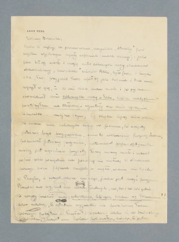 List Jadwigi z d. Perl – do brata i, na stronie verso, Leona Perla – do syna. Pisany na papeterii Leona Perla – u góry po lewej nadruk: LEON PERL – jak wynika z treści: w domu Perlów. W zakończeniu części listu pisanej przez Jadwigę z d. Perl aluzja do Madagaskaru jako miejsca planowanego masowego osadnictwa Żydów Madagaskarze, a zapewne przede wszystkim do hasła polskich nacjonalistów: „Żydzi na Madagaskar”. Na stronie verso krótki dopisek ówczesnego męża Jadwigi, filmowca Stanisława Wohla (w 1938 r. premierę miał współtworzony przez niego film „Strachy”, zob. MPOLIN-A50.1.2).
Fragmenty tekstu podkreślone ołówkiem, zapewne przez adresata. U dołu pierwszej strony, między wierszami, drobne niewyraźne rysunki. Treść (częściowo zmodernizowano pisownię i interpunkcję):
Kochany Braciszku,
bardzo Ci dziękuję za powinszowania, rzeczywiście „Strachy” pod względem zdjęciowym wyszły wspaniale (masa recenzji) – jako film też są niezłe i mają dużo ciekawych rzeczy. Niedawno obchodziliśmy „kawalerski” wieczór Felki, było picie i krzyki itd., Twój przyjaciel Tross upił się jak świnia i tak mnie ugryzł w rękę, że do dziś dnia mam znak i po pijanemu opowiedział dużo ciekawych rzeczy o Tobie, które natychmiast powtórzyłem na Chłodnej i wywołały one dużo zgorszenia. Mianowicie… mniejsza z tym, Ty chyba lepiej wiesz ode mnie. Nie mam wiele ciekawych rzeczy do pisania, bo wszyscy jesteśmy dosyć przygnębieni, mimo to zachowujemy pogodę ducha, ponieważ jesteśmy pesymiści, natomiast papa-optymista dzisiaj jest wyraźnie przybity. Forsy mamy mało i nawet popić sobie porządnie na pociechę nie można. W Warszawie panuje teraz piękna angielska mgła, widzisz, nie tylko w Paryżu, i nawet szczerze mówiąc, jeszcze jest dosyć przyjemnie. Planów na wyjazd nie mamy żadnych, no, bo i za co i gdzie. Nie wszyscy przecież mają ukochane, których bracia są Francuzami!! Mam nadzieję, że ostatnie wypadki nie przeszkodzą Twemu dalszemu pobytowi w Paryżu. Niedawno lekko się do Szwalbego dolewałam [?], nawet mu kolano pokazałam, mówiąc, że jestem Twoją siostrą. Oczywiście tylko z siostrzanej miłości. Myślę, że się tak prędko nie zobaczymy, postaraj się siedzieć tam jak najdłużej i baw się dobrze. W domu wszystko w porządku. Melcia [tj. matka] oczywiście za Tobą mocno tęskni. Jutro posyłam Ci czekoladę. Podobno nie płaci się za to cła, bo to próba bez wartości i waży mniej niż 1/2 kg. Staś gra właśnie w karty z Melcią. Jeżeli będziesz miał ochotę, możesz do mnie napisać, jeżeli nie, to się nie obrażę, bo przypuszczam, że w Paryżu można lepiej spędzić czas, niż „pisząc listy” do rodziny. Całuję Cię serdecznie, do widzenia na Madagaskarze [podpis] Jadzia
Całusy i pozdrowienia
Staś
14/XI 38
Mój drogi! Twoich wątpliwości co do mojego zdrowego sensu nie uważam za uzasadnione. Śmiałym Bóg włada – mawiali [R]osjanie. Inna sprawa, że nie chcesz pisywać do I.K.C. [„Ilustrowanego Kuriera Codziennego”.] Tros, kiedy się podzieliłem z nim moją koncepcją, nie widział w tym nic niemożliwego ani zdrożnego. Co zaś dotyczy „Kuriera Polskiego”, to i tu również nie mam nic konkretnego, lecz można by spróbować. Ja tam mam pewne znajomości i Tros też [druga połowa zdania podkreślona i z dopiskiem: „świetne”]. Trzeba się asekurować. Pod tym kątem widzenia traktuję również i odwiedziny „rodziny” oraz p. E[?]. Dobrze mieć jak najwięcej punktów oparcia, szczególnie w dzisiejszych tak smutnych i tak pełnych niespodzianek czasach. Jestem pod ciężkim wrażeniem tego, co się dzieje w Niemczech. Czegoś podobnego nie mógł sobie wyobrazić największy pesymista. Jest to jeden ze sposobów przygotowania narodu do wojny, do nieliczącej się z niczym bezwzględności, do okrucieństwa będącego zaprzeczeniem najprymitywniejszych uczuć ludzkich. Czytałem, że ogłoszono we Francji zarządzenie co do obcokrajowców. Czy dotyczą one i Ciebie. W każdym razie należy pamiętać, że zawczasu należy się starać o przedłużenie paszportu. Zdaje się, że o ile chodzi o paszport ulgowy, to trzeba wnieść podanie do Ministerstwa. Dowiedz się w konsulacie, jak należy postąpić. Ew. przyślij tu podanie, które ja będę popychać. Co słychać z zapisaniem się na kurs doktorancki, czy to już uczyniłeś? Do grudniowego numeru mamy już ze przeszło 3000 ogłoszeń, ale to mało, bo jesteśmy zadłużeni na 2000. Oczywiście zabiegamy o dalsze ogłoszenia. Pisz. Całuję Leon
[Dopisek wzdłuż lewej krawędzi, pismo ojca:] Ponieważ ja zwykle zarządzałem doprowadzenie Twojego obuwia do porządku (zelówki i obcasy) to zwracam Twoją uwagę na ten szczegół garderoby i na konieczność oddawania do reperacji, zanim zniszczenie sięgnie za daleko.