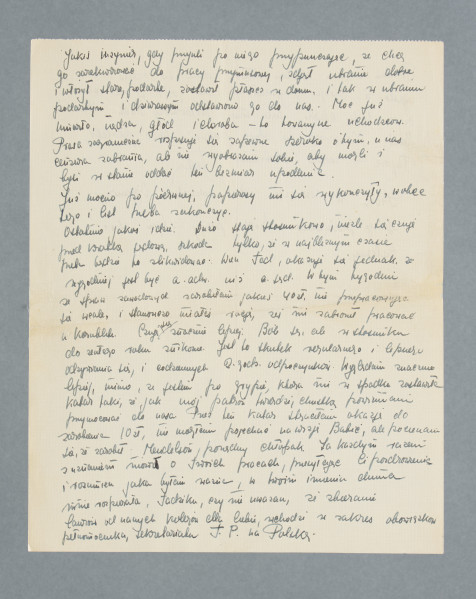 Odręczny list Pesy Frydlender (później po mężu Kernowej), napisany na dwóch tzw. czystych kartach, zapisane 3,5 strony. Treść (częściowo zmodernizowano pisownię i interpunkcję):
Warszawa, dn. 26.XI. 38.
Drogi Tad!
Godzina późna – bo 0.30. W tej chwili wróciłam do domu, a ponieważ absolutnie spać mi się nie chce, papierosy mam[,] wpakowałam się na tapczan i przyjęłam jak najwygodniejszą pozycję.
Muszę zacząć od Twych ostatnich artykułów. Brawo, Tad, są doskonałe, samodzielne i b. odcinają się od październikowych. Sądzę, że mógłbyś spróbować nadsyłać swe artykuły do innych pism, lwowskich czy krakowskich. Jestem przekonana, że poszłyby i zgadzam się w tym w zupełności z Twym ojcem. Ojciec zapewne Ci już pisał, że „Nasz Przegl[ąd]” przyrzekł mi, że za artykuł płacić Ci będą po 25 zł. Wracając do sprawozdania z moich czynności pełnomocniczych, Sąd wyasygnował w sprawie Messerfabrik PKO […] 100 zł 40 gr., ale wobec nowych przepisów dewizowych i wobec tego, iż p. Garnfunkel w tej chwili obecnej nie jest komisantem firmy Messerfabrik, nie można […] wypłacić i pieniądze przed 11 XI br. muszę złożyć na r[achune]k zablokowany. Mamy prawo przebicia 10% na poczet konor[?]. Czy Tobie się należy cokolwiek, jeśli tak, daj znać. Patron Twój dopytuje się, kiedy wracasz, daję wymijające odpowiedzi. Przeciętnie u Grynberga mam jedną, czy dwie stójki tygodniowo. Nie przepracowuję się, ale po każdej jego sprawie czuję obrzydzenie do naszego zawodu i nie dziwię się Tobie, że na skutek jego praktyki straciłeś zainteresowanie do adwokatury. Tad b. interesuje mnie Twój kurs doktorancki. Czy bardzo jesteś zaawansowany, jak język francuski, prawdopodobnie swobodnie dolewasz [?] się po francusku do Paryżanek. List do Twoich przyjaciół czytałam, zresztą Samek okazał go ojcu, który był niezwykle rozbawiony Twoim c.[?] pismem i nie mógł zrozumieć, dlaczego uważamy go za niecenzurowany. Stanowczo Twój Stary coraz bardziej mi się podoba i nie rozumiem, skąd taki ponury, ale (kochany typus[?]) jak Ty do takiego rodzica. Natomiast Tros coraz mniej mi się podoba, chociaż stara się okazać z jak najlepszej strony. Snob, zarozumialec i w miarę inteligentny. Wiem, że jesteś innego zdania. A ponadto jest przekonany, że T.P.[tj. Tadeusz Perl] „karierę dziennikarską” zawdzięcza jemu. Ale to nieważne. U nas coraz smutniej. Uniwersytet […] już pieczęcie fioletowe i czerwone, czy w innych kolorach, ale piętnuje naszych legitymacjami w jasnej oprawie podczas gdy wszystkie są w ciemnej. Dziś był na U.J. dzień bez Żydów, bo podobno jakaś bojówka „żydo-komunie” pobiła kilku endeków. Realizację tego obserwowałam z tramwaju, widok dużo otuchy dodawał mi - - - Z prasy polskiej znasz już treść ostatnich dekretów. Wrażenie przygnębiające, nawet w społeczeństwie aryjskim. Masz rację, Tad, że naszym zadaniem – to nawóz dla przyszłych pokoleń. Ale ja sobie jednak pozwalam na luksus buntu [?]. Przez ostatnie kilka tygodni Żydy były pod wrażeniem uchodźców niemieckich. Patron, który pracuje w komitecie, opowiadał mi historie, przyczem rzeczywistość idzie w konkury z najbardziej wybujałą fantazją, nabierając od czasu do czasu charakteru groteskowego. W […], gdzie jest schronisko dla wygnańców, bawi jakiś pan z 9-mies. dzieckiem. Gdy plugawcy przyszli po niego do domu w Berlinie i kazali mu pójść na policję, dziecko rozpłakało się, zabrał je ze sobą, przypuszczając, że zaraz wróci, ale wrócił na łono Polski.
Jakiś inżynier, gdy przyszli po niego, przypuszczając, że chcą go zarekwirować do pracy przymusowej, zdjął ubranie dobre i włożył stare, podarte, zostawił płaszcz w domu i tak w ubraniu podartym i dziurawym odstawiono go do nas. Moc już umarło [?], nędza, głód i choroba – to towarzysze uchodźców. Prasa zagraniczna rozpisuje się zapewne szeroko o tym, u nas cenzura zabrania, ale nie wyobrażasz sobie, aby mogli i byli w stanie oddać ten bezmiar upodlenia. Już mocno po pierwszej, papierosy też mi się wykończyły, wobec tego i list trzeba zakończyć.
Ostatnio jakoś idzie. Dużo staję stosunkowo, nieźle się czuję przed kratką [?] sądową, szkoda tylko, że w najbliższym czasie trzeba będzie to zlikwidować. Wiesz, Tad, okazuje się jednak, że wygodniej jest być a. adw. [aplikantem adwokackim?] niż a[dwokatem] sąd[owym]. W tym tygodniu ze spraw zawodowych zarobiłem jakieś 40 zł, nie przepracowując się wcale i stanowczo miałeś rację, żeś mi zabronił pracować u K[…]. Czuję się znacznie lepiej. Bóle są, ale w stosunku do zeszłego roku znikome. Jest to skutek regularnego i lepszego odżywiania się, i codziennych 2-godz. odpoczynków. Wyglądam znacznie lepiej, mimo że jestem po grypie, która mi w spadku zostawiła katar taki, że jak mój patron twierdzi, chustkę powinnam przymocować do nosa. Przez ten katar straciłam okazję do zarobienia 10 zł, nie mogłam pojechać na wizję Babic, ale pocieszam się, że zarobił Mendelson, porządny chłopak. Za każdym razem z uznaniem mówił o Twoich pracach, przesyłając Ci pozdrowienia i rozumiesz, jaka byłam ważna, w Twoim imieniu duma mnie rozpierała, Tadziku, czy nie uważasz, że zbieranie laurów od naszych kolegów dla Ciebie wchodzi w zakres obowiązków pełnomocnika, sekretariatu T.P. na Polskę.
Pozatem czytam ostatnio moc, zdarza się często i gęsto, że Twoja przyjaciółka do godz. 5. nad ranem czyta. W tej chwili nęci [?] mnie [?] „Wojowniczy duch” Pearl S. Buck. Nie mogę się oprzeć pokusie, dość plotek, Tojwie – narazie dobranoc
Pestka.
Praca w Związku idzie normalnie. Organizuję sekcję producentów, trochę pracy z tym dość ciekawej.