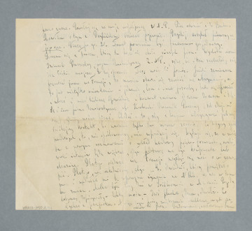 Odręczny list na pojedynczej karcie. Treść na obu stronach. U góry pierwszej strony nadruk: „ZRZESZENIE PRZEDSTAWICIELI HANDLOWYCH i KOMISANTÓW | ASSOCIATION OF COMMERCIAL AGENTS AND COMMISSIONERS VEREIN DER HANDELSVERTRETER UND KOMMISSIONARE”.
Z treści: Mój Drogi! I otóż już jesteśmy w nowym roku. Co nam przyniesie, osobiście i ogólnie, trudno przewidzieć. Wszelkie prognostyki są zawodne, ponieważ wciąż nowe, a niespodziewane elementy, mącą jasność perspektywy. Jednak pomimo wszystko, trzeba tak działać i postępować, jak gdyby życie toczyło się normalnym nurtem i nie zaniedbywać spraw codziennych, kręcąc wąskie koło własnych interesów. […]