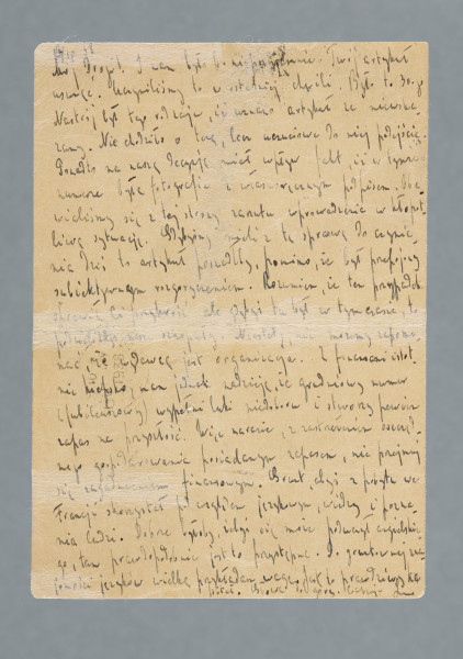 List na karcie pocztowej napisany na pustej części karty i na części przy danych pocztowych. Słabo widoczna okrągła pieczątka na treści. Na rewersie nadrukowany znaczek pocztowy, niewielka pozostałość po oderwanym znaczku, trzy okrągłe pieczątki pocztowe (fragment jednej z nich oderwany wraz ze znaczkiem); nadruki - m.in.: „TELEFON USPRAWNIA ŻYCIE, ZBLIŻA I PRZYŚPIESZA!”. Nad danymi adresata obliczenia zapisane ołówkiem.
Z treści: Mój Drogi! I nam było b. nieprzyjemnie Twój artykuł usunąć. Uczyniliśmy to w ostatniej chwili. Było to 30-go. Nastrój był tego rodzaju, iż uznano artykuł za niewskazany. Nie chodziło o tezę, lecz uczuciowe do niej podejście. Ponadto na naszą decyzję miał wpływ fakt, iż w tymże numerze była fotografia z własnoręcznym podpisem. […]