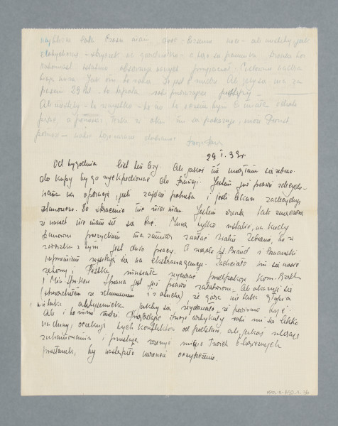 Odręczny list napisany na obu stronach pojedynczej czystej karty. Treść zapisana częściowo czarnym atramentem i częściowo ołówkiem. Główna część listu napisana 22.01.1939 r. Na drugiej stronie dopisek będący kontynuacją listu z datą: 29.01.1939 r.
Z treści: Mój Tadziku! Jak szybko czas znika. Już rok 1939 i mija styczeń. Od Twego ostatniego listu minęło […] [nieczytelne] miesięcy. Gdyby nie artykuły N-Przegl. – można by zapomnieć o pewnym poważnym człowieku. Zaświadczenie N.P. dostałeś zapewne, miałam ochotę napisać do Ciebie, ale niestety moje „bóle” stanęły na przeszkodzie. […]