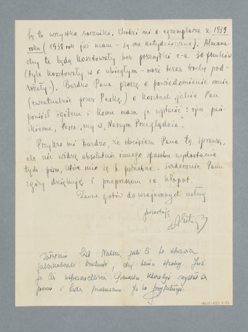Odręczny list napisany na obu stronach pojedynczej karty papieru firmowego, w lewym górnym rogu pierwszej strony nadruk: „ANATOL-DAWID ESTRYN | ADWOKAT | Warszawa, ul. Świętojerska 32 m. 1 | Tel. 12-08-91”.
Treść: Warszawa, dn. 1/X 1938 r.
Szan. Panie Tadeuszu! Ośmielam się zwrócić do Pana z następującą prośbą, przy czym z góry bardzo Pana przepraszam za fatygowanie Go moimi sprawami. Otóż byłbym Panu niewymownie wdzięczny, gdyby Pan zechciał kupić i przesłać mi pocztą kilkanaście pism, których tytuły podam Panu poniżej. Są to pisma dla dzieci i otrzyma je Pan w każdym kiosku z gazetami:
1.	„Almanach de Jeudi”
2.	„Almanach de l’As”
3.	„Almanach de Betty”
4.	„Almanach de Vacances (Pour les Jeunes)”
5.	Almanach de Pierrot
6.	Almanach d’ Olive 7.	Almanach de Marius
8.	Almanach de Frangipane et Carafon
9.	Almanach d’Oeil de Fancon
10.	Almanach de Lisette [przy wszystkich oprócz 6. i 10. kreski, przy 6. i 10. znaki zapytania] Są to wszystko roczniki. Chodzi mi o egzemplarze z 1939 roku (1938 już mam – są one antydatowane). Almanachy te będą kosztowały bez przesyłki c-a 30 franków (tyle kosztowały w r. ubiegłym – może teraz trochę podrożały). Bardzo Pana proszę o powiadomienie mnie (ewentualnie przez Peskę) o kosztach, jakie Pan poniósł ogółem i komu mam je wpłacić: ojcu pańskiemu, Pesce, czy w „Naszym Przeglądzie”.
Przykro mi bardzo, że obciążam Pana tą sprawą, ale nie widzę absolutnie innego sposobu wydostania tych pism, które mi są b. potrzebne. Serdecznie Panu z góry dziękuję i przepraszam za kłopot.
Zawsze gotów do wzajemnych usług pozostaję [podpis]
[dopisek Pesy Frydlender:]
Załączam list Natka, jeżeli Ci to sprawia jakąkolwiek trudność, daj temu spokój. Już ja Cię usprawiedliwię. Pieniądze, którebyś wydał, są pewn[?] i będą przekazane. Ja to przypilnuję.
P