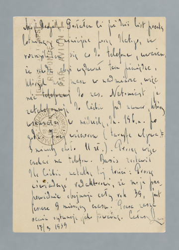 List na karcie pocztowej. Dwie pieczątki (okrągła i prostokątna) na treści. Na rewersie naklejony znaczek pocztowy, okrągła pieczątka z datą nadania, niebieska nalepka z napisem: „PAR AVION | LOTNICZNA”; nadruki - m.in. „Zrzeszenie Przedstawicieli Handlowych i Komisantów | Warszawa, Królewska 16. | Tel. 522-26, 652-55.”
Z treści: Mój Drogi! Posłałem Ci już dziś list pocztą lotniczą, a niniejsze piszę dlatego, że rozmyśliłem się co do telefonu, uważam, że szkoda, abyś wydawał tam pieniądze, których nie masz w nadmiarze, więc nie telefonuj do nas. […]