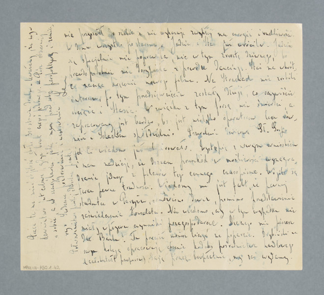 Odręczny list napisany na obu stronach pojedynczej karty papieru listowego. U góry pierwszej strony nadruk: „ZRZESZENIE PRZEDSTAWICIELI HANDLOWYCH i KOMISANTÓW | ASSOCIATION OF COMMERCIAL AGENTS AND COMMISSIONERS VEREIN DER HANDELSVERTRETER UND KOMMISSIONÄRE | ASSOCIATION DES REPRÉSENTANTS DE COMMERCE ET DES COMMISSIONNAIRES”. Treść na drugiej stronie punktowo rozmazana. Dopisek na lewym marginesie.
Z treści: Mój Drogi! W sprawie Twojego paszportu zabiega Fr., na razie jednak, jeszcze niczego konkretnego się nie dowiedziała, chyba tylko to, że musiały być zrobione wywiady i że odnośni urzędnicy są obecnie zawaleni pracą, co powoduje zwłokę w załatwieniu sprawy. Ja sam niestety w starostwie nie posiadam żadnych kontaktów, aby sprawę przyspieszyć. […]