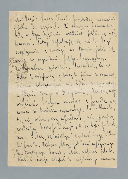 List na karcie pocztowej pisany na pustej części karty i na części przy danych pocztowych. Pieczątka na treści. Oderwany niewielki fragment lewego górnego rogu. Na rewersie nadrukowany znaczek pocztowy, okrągła pieczątka z datą nadania; nadruki - m.in. „POLSKA – POLOGNE | KARTKA POCZTOWA – CARTE POSTALE”.
Z treści: Mój Drogi! Listy Twoje przychodzą normalnie i żaden nie zaginął. Z numerem francuskim będę w tym tygodniu wiedział, jakie są możliwości. Tutaj zapatrują się na to dosyć sceptycznie z uwagi na tarcia, jakie istnieją w wymianie polsko-francuskiej. […]