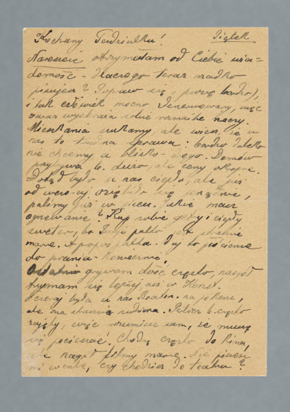 List na karcie pocztowej pisany na pustej części karty i na części przy danych pocztowych. Na rewersie dwa znaczki pocztowe (jeden naklejony, drugi nadrukowany), dwie okrągłe pieczątki i dwie prostokątne. Jedna z prostokątnych pieczątek odciśnięta częściowo, ponieważ stempel znalazł się poza kartą. Nadruki - m.in. „TELEFON MIĘDZYMIASTOWY USUWA ODLEGŁOŚĆ!”.
Z treści: Kochany Tadziulku! | Nareszcie otrzymałam od Ciebie wiadomość – dlaczego teraz rzadko pisujesz? Popraw się, proszę bardzo, i tak człowiek mocno zdenerwowany, więc zaraz wyobraża sobie rozmaite rzeczy. Mieszkania szukamy, ale wiesz, że u nas to trudna sprawa: bardzo daleko nie chcemy, a blisko – drogo. Domów przybywa b. dużo, ale ceny okropne. […]