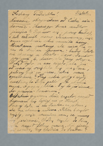 List na karcie pocztowej pisany na pustej części karty i na części przy danych pocztowych. Na rewersie dwa znaczki pocztowe (jeden naklejony, drugi nadrukowany), dwie okrągłe pieczątki i dwie prostokątne. Jedna z prostokątnych pieczątek odciśnięta częściowo, ponieważ stempel znalazł się poza kartą. Nadruki - m.in. „TELEFON MIĘDZYMIASTOWY USUWA ODLEGŁOŚĆ!”.
Z treści: Kochany Tadziulku! | Nareszcie otrzymałam od Ciebie wiadomość – dlaczego teraz rzadko pisujesz? Popraw się, proszę bardzo, i tak człowiek mocno zdenerwowany, więc zaraz wyobraża sobie rozmaite rzeczy. Mieszkania szukamy, ale wiesz, że u nas to trudna sprawa: bardzo daleko nie chcemy, a blisko – drogo. Domów przybywa b. dużo, ale ceny okropne. […]