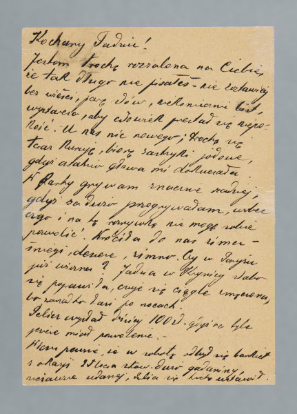 List na karcie pocztowej pisany na pustej części karty i na części przy danych pocztowych. Na rewersie dwa znaczki pocztowe (jeden naklejony, drugi nadrukowany), dwie okrągłe pieczątki z datą nadania i dwie prostokątne. Jedna z prostokątnych pieczątek odciśnięta fragmentarycznie, ponieważ stempel znalazł się poza kartą. U góry, po lewej, nadruk: „TELEFON MIĘDZYMIASTOWY USUWA ODLEGŁOŚĆ!”.
Z treści: Kochany Tadziu! | Jestem trochę rozżalona na Ciebie, że tak długo nie pisałeś – nie zostawiaj bez wieści, parę słów, niekoniecznie list, wystarczy, aby człowiek przestał się niepokoić. U nas nic nowego; trochę się teraz kuruję, biorę zastrzyki jodowe, gdyż ostatnio głowa mi dokuczała. […]