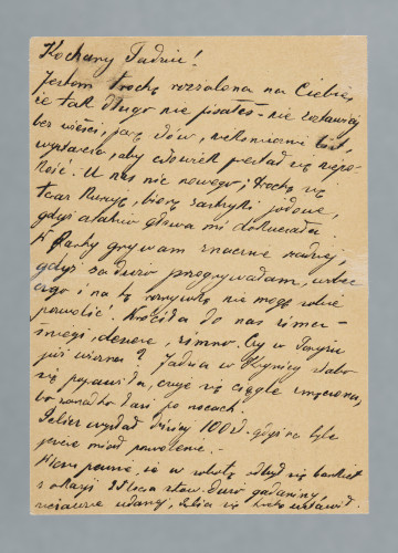 List na karcie pocztowej pisany na pustej części karty i na części przy danych pocztowych. Na rewersie dwa znaczki pocztowe (jeden naklejony, drugi nadrukowany), dwie okrągłe pieczątki z datą nadania i dwie prostokątne. Jedna z prostokątnych pieczątek odciśnięta fragmentarycznie, ponieważ stempel znalazł się poza kartą. U góry, po lewej, nadruk: „TELEFON MIĘDZYMIASTOWY USUWA ODLEGŁOŚĆ!”.
Z treści: Kochany Tadziu! | Jestem trochę rozżalona na Ciebie, że tak długo nie pisałeś – nie zostawiaj bez wieści, parę słów, niekoniecznie list, wystarczy, aby człowiek przestał się niepokoić. U nas nic nowego; trochę się teraz kuruję, biorę zastrzyki jodowe, gdyż ostatnio głowa mi dokuczała. […]