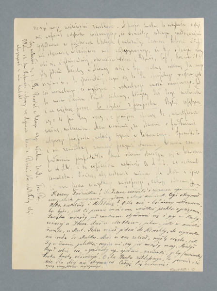 Odręczny list na pojedynczej karcie do korespondencji z nadrukiem, u góry po lewej, nazwiska nadawcy: „LEON PERL”. Pierwsza część listu do syna napisana przez ojca, druga przez matkę. List pisany dzień po zakończeniu żydowskiej Chanuki (w 1938 wypadającej 17-25 grudnia), a w drugim dniu Świąt Bożego Narodzenia. Z uwagi z listu Leona Perla: „Święta spędzamy” – można wnioskować, że mowa jest, skoro uwaga sformułowania jest w czasie teraźniejszym o świętach chrześcijańskich (święta nadal trwają; w części pisanej przez matkę stosowana forma przeszła, ale w innym kontekście – podsumowania). Rodzina obchodziła więc święta chrześcijańskie, być może łącząc je w tym wypadku ze świętami żydowskimi – zapewne w sposób zlaicyzowany (gry w karty). Bez wątpienia list świadczy o mocnej asymilacji rodziny Perlów. Treść (częściowo zmodernizowano pisownię i interpunkcję): 26/XII 1938
Mój Drogi! Z okazji przypadającej za 3 dni wiekopomnej rocznicy Twoich urodzin przesyłam Ci serdeczne powinszowania i życzenia, aby następny rok Twego życia przyczynił się do realizacji Twoich planów, o których zresztą mało wiem. Nie chcąc zaś, aby moja pamięć o Twych urodzinach miała charakter tylko platoniczny komunikuję, że jutro przekazuję Ci zł 250, z czego zł 50 – tytułem specjalnej dotacji urodzinowej na zakup jakiejś potrzebnej części garderoby, a zł 50 – na rachunek honorarjum przyszłego miesiąca. Jak Ci wiadomo, pozwolenie na przekazywanie pieniędzy mamy jeszcze tylko na styczeń, więc chcę je wyczerpać, abyś na wszelki wypadek posiadał pewną rezerwę do czasu otrzymania nowego pozwolenia. Święta spędzamy w domu, urozmaicaniem ich są zaś wieczory karciane, w których matka chętnie uczestniczy. Nastrój panuje tu, jak łatwo się domyślasz, nieszczególny. Gwiazdka, jaką otrzymaliśmy przez interpelację sejmową [chodzi o podpisaną przez szefa koła parlamentarnego OZN gen. Stanisława Skwarczyńskiego i 116 innych posłów interpelację ,,W sprawie środków zmierzających do podjęcia i przeprowadzenia masowej emigracji żydowskiej w celu radykalnego zmniejszenia ilości Żydów w Polsce’’ z 21.12.1938, szerzej na jej temat zob. np. ,,Kurier Polski’’ z 22.12.1938, nr 351, https://crispa.uw.edu.pl/object/files/32261/display/PDF], przez przemówienie radiowe p. Wendy [Zygmunt Wenda – ówczesny poseł na sejm z ramienia Obozu Zjednoczenia Narodowego – OZN, tzw. Ozonu], a ponadto przez wylepienie plakatów Ozonu, obwieszczających, że 4 miliony Żydów żyje kosztem Polaków, mało usposabiała do wesołości i optymizmu. Ha, trudno, ha! Ostatni Twój artykuł o Szachcie [tj. Hjalmarze Schachcie, prezesie Reichsbanku – Banku Rzeszy; artykuł ukazał się p.t. ,,Wizyta p. Schachta’’ w ,,Naszym Przeglądzie’’ z 24.12.1938, nr 359, s. 10, podpisany: T.P., zob. https://polona.pl/item-view/c8909736-6f68-4f3c-9218-bcb5833c744a?page=9] był dobry. Szkoda, że w tym miesiącu, o ile mnie pamięć nie zawodzi, ukazały się w N.P. [„Naszym Przeglądzie”] tylko Twoje 2 artykuły. Czy nawiązałeś kontakt z [,,]Chwilą[’’] lwowską. Jest to pismo zasobne. Możebyś też przekorespondował z [red. Maciejem] Drybińskim co do współpracy w [,,]Banku[”] [warszawskim miesięcznikiem „poświęconym bankowości i zagadnieniom finansowym”]. Aby móc się utrzymać w Paryżu w sposób, który by Ci umożliwił zaspokojenie potrzeb (ubranie też trzeba od czasu do czasu uzupełnić, zmienić itp.) musisz dążyć do tego, aby rozszerzyć swoje możliwości zarobkowe. A propos tematu do artykułu: czybyś nie napisał artykułu wskazującego, że rozmaitego rodzaju przedsięwzięcia gospodarcze w państwach totalnych (autostrady, Carbonia [Carbonia – miasto na Sardynii, ośrodek górnictwa węgla kamiennego i brunatnego], Lilorie[?] itp.) nie stanowią właściwie nic nadzwyczajnego, że tego rodzaju rzeczy robi się i gdzieindziej, również w Polsce (Gdynia, Cop [Centralny Okręg Przemysłowy], Rożnów [mowa o budowie, rozpoczętej w połowie lat 30., retencyjnego zbiornika na Dunajcu – Rożnowskiego Zbiornika Wodnego] itd.), gdy jednak Włochy i Niemcy robią z tego szaloną reklamę dla swego regime’u [reżimu], to gdzieindziej czyni się to bez specjalnego rozgłosu, jak coś normalnego, co wypływa z naturalnego nurtu rozwojowego. Jest to, moim zdaniem, temat ciekawy, który by dał dosyć materiału i na większą pracę. Co słychać z paszportem [zdanie podkreślone]. Byłeś zapytywany o to już trzy razy, a pomijasz sprawę tę, niewątpliwie ważną, milczeniem. Mam wrażenie, że starania o przedłużenie ulgowego paszportu należy czynić w Warszawie. Sprawdź to i nie zaniedbaj zawczasu poczynić starania. W swoim czasie o przedłużenie paszportu dla Stasia [nie wiemy, o kim mowa] również starałem się w Warszawie w M.S.W. i tu wpłaciłem należność do M.S.Z. za rachunki konsulatu. Kończę, aby zostawić miejsce dla Matki i życzę Ci raz jeszcze wszystkiego najlepszego, całuję serdecznie Leon
Kochany Tadziulku! Serdeczne uściski i życzenia spełnienia wszystkich pragnień przesyłam z okazji urodzinek. Czyś otrzymał keks, czekoladę i kiełbasę? O ile nie – będziemy reklamować, bo było, jak Ci pewnie wiadomo, wielkie piekło z pociągami. Święta minęły pod znakiem objadania się i gry w karty, wczoraj u Stran.[?], dziś u Mitków[?], jutro, jako w szewskie święto [zapewne nawiązanie do określenia ,,szewski poniedziałek’’ – dzień po hucznym świętowaniu, nieefektywny lub wolny z uwagi na niedyspozycję kogoś, kto ,,pił jak szewc’’] u Best[?]. Perlicz [tj. Leon Perl?] miał jechać do Worochty [Worochta – miejscowość uzdrowiskowa, ob. w Ukrainie], ale wycieczka nie doszła do skutku. Mróz u nas zelżał, myślę ciągle, jak Ty w Twoim paletku – napisz mi, czy już minęły mrozy. Może byś kupił sobie coś z garderoby np. spodnie, gaciaczki, getry (maniaczka) trzeba trochę odświeżyć. O ile Staszka zatelefonuje, to powiedz, że nic dla niej nie otrzymałeś. Całuję Cię serdecznie i życzę wszystkiego najlepszego.
[dopisek ręką Leona Perla na lewym marginesie:] Czy widziałeś się z p. G. Pozostał w dalszym ciągu członkiem Zarządu Tow. Po[…]. Podobno robi tam doskonałe interesy na eksporcie koni z Polski. Nie szkodziłoby, abyś utrzymywał z nim kontakt.