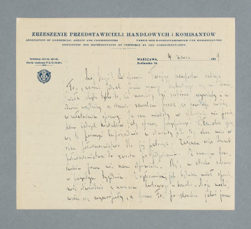 Odręczny list napisany na obu stronach pojedynczej karty papieru listowego. U góry pierwszej strony nadruk: „ZRZESZENIE PRZEDSTAWICIELI HANDLOWYCH i KOMISANTÓW | ASSOCIATION OF COMMERCIAL AGENTS AND COMMISSIONERS VEREIN DER HANDELSVERTRETER UND KOMMISSIONÄRE | ASSOCIATION DES REPRÉSENTANTS DE COMMERCE ET DES COMMISSIONNAIRES”. Treść na drugiej stronie punktowo rozmazana. Dopisek na lewym marginesie.
Z treści: Mój Drogi! W sprawie Twojego paszportu zabiega Fr., na razie jednak, jeszcze niczego konkretnego się nie dowiedziała, chyba tylko to, że musiały być zrobione wywiady i że odnośni urzędnicy są obecnie zawaleni pracą, co powoduje zwłokę w załatwieniu sprawy. Ja sam niestety w starostwie nie posiadam żadnych kontaktów, aby sprawę przyspieszyć. […]