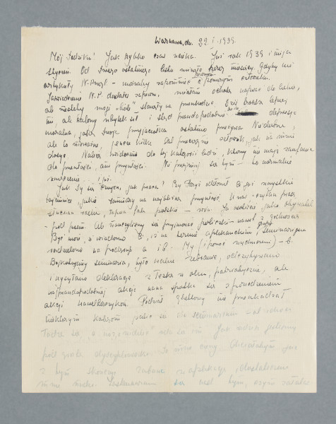 Odręczny list napisany na obu stronach pojedynczej czystej karty. Treść zapisana częściowo czarnym atramentem i częściowo ołówkiem. Główna część listu napisana 22.01.1939 r. Na drugiej stronie dopisek będący kontynuacją listu z datą: 29.01.1939 r.
Z treści: Mój Tadziku! Jak szybko czas znika. Już rok 1939 i mija styczeń. Od Twego ostatniego listu minęło […] [nieczytelne] miesięcy. Gdyby nie artykuły N-Przegl. – można by zapomnieć o pewnym poważnym człowieku. Zaświadczenie N.P. dostałeś zapewne, miałam ochotę napisać do Ciebie, ale niestety moje „bóle” stanęły na przeszkodzie. […]