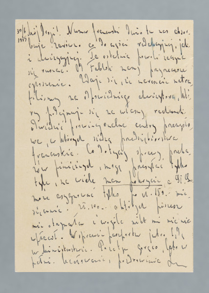 List na karcie pocztowej. Na rewersie ślady prawdopodobnie po oderwanych znaczkach pocztowych, dwie okrągłe pieczątki (duży fragment jednej z nich oderwany wraz ze znaczkiem), niebieska nalepka z napisem: „PAR AVION | LOTNICZA”, nadruk: „Zrzeszenie Przedstawicieli Handlowych i Komisantów | Warszawa, Królewska 16. | Tel. 522-26, 652-55.”
Z treści: Mój Drogi! Numer francuski dużo tu nas absorbuje zarówno co do […] [nieczytelne] redakcyjnej, jak i akwizycyjnej. To ostatnie powoli zaczyna się ruszać. Od Fablok mamy przyrzeczone ogłoszenie. Zdaje się, że nareszcie natrafiliśmy na odpowiedniego akwizytora, który podejmuje się na własny rachunek odwiedzić prowincjonalne centra przemysłowe, w których siedzą przedsiębiorstwa francuskie. […]