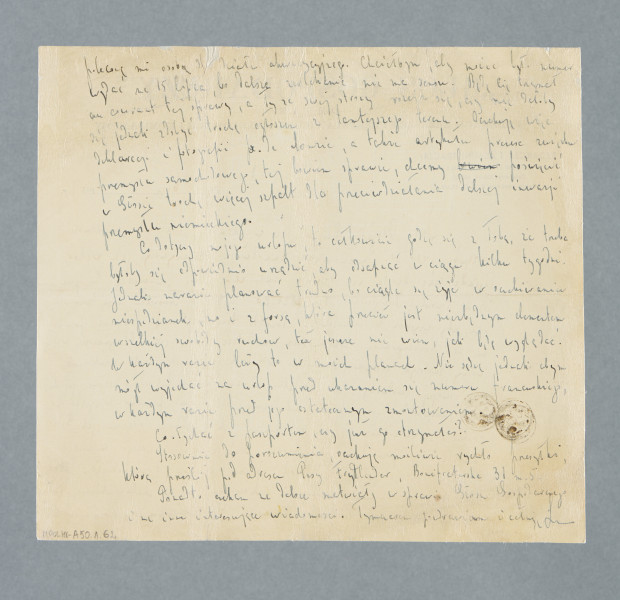 Odręczny list napisany na obu stronach pojedynczej karty papieru firmowego. U góry pierwszej strony nadruk: „GŁOS GOSPODARCZY” | ORGAN | FEDERACJI ZRZESZEŃ PRZEDSTAWICIELI HANDLOWYCH i KOMISANTÓW. Górna część karty pognieciona i podarta. Pozaginane rogi. Na drugiej stronie, blisko prawego dolnego rogu, okrągłe plamy.
Z treści: Mój Drogi! Dziękuję za wiadomości, z których wiadomość o zgubie 400 fr. mocno nas zmartwiła, zważywszy, jaki walor posiada taka kwota na stosunki tutejsze. Dziś przekazałem Ci przez Bank Powszechny Kredytowy Fr. 2826.80 = zł. 400 – Musiałem użyć dużo starań, aby uzyskać to pozwolenie. […]