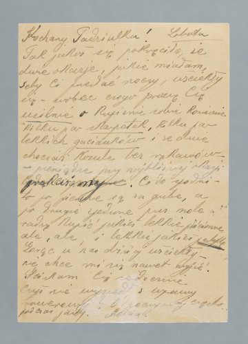 List na karcie pocztowej pisany na pustej części karty i na części przy danych pocztowych. Na rewersie nadrukowany znaczek pocztowy, pozostałości oderwanego znaczka, niebieska nalepka z napisem: „PAR AVION | LOTNICZA”, dwie okrągłe pieczątki pocztowe (jedna częściowo oderwana wraz ze znaczkiem). U góry nadrukowany napis: „POLSKA – POLOGNE | KARTKA POCZTOWA – CARTE POS[…]LE”.
Z treści: Kochany Tadziulku! | Tak jakoś się pokręciło, że dwie okazje, jakie miałam, żeby Ci przesłać rzeczy, uciekły […] [nieczytelne] – wobec czego proszę Cię usilnie o kupienie sobie koniecznie kilku par skarpetek, kilku par lekkich gaciaczków i ze dwie chociaż koszule bez rękawów – pieniądze przy najbliższej okazji przekażemy. […]