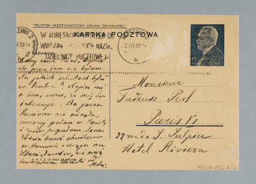 List na karcie pocztowej napisany na pustej części karty i na części przy danych pocztowych. Na rewersie nadrukowany znaczek pocztowy, ślad prawdopodobnie po oderwanym znaczku, dwie okrągłe pieczątki i jedna prostokątna; nadruki - m.in.: „TELEFON MIĘDZYMIASTOWY USUWA ODLEGŁOŚĆ!”.
Z treści: Kochany Tadziulku! | Nie pamiętam, czy pisałam Ci, że fotogr. bardzo mi się podobały – zdaje mi się, że zeszczuplałeś – czy spostrzeżenie moje jest słuszne? Perlicz robił zdjęcia w Kazimierzu, chciałam je przesłać, ale nie podobam się sobie (która kobieta jest zadowolona z fotogr.) więc może innym razem wyjdę lepiej. […]