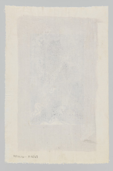 ilustracja - Przedstawienie unoszącego się, ujętego z lewego boku, jasnego (biele, szarości, brązy) korpusu ludzkiego z widocznym jednym skrzydłem; z przodu korpusu spływają wstęgi lub dym, początkowo ku dołowi (tu ma kolory szare), w dalszej części (szarości, brązy, biele) ku dolnej prawej stronie kompozycji. W dolnej części sceny, pośrodku, sześć pionowych cienkich i jasnych elementów na jasnej szerokiej podstawie, kończącej się po bokach ukośnie (perspektywicznie ujęta prostokątna płaszczyzna?). Reszta tła ciemna (czerń, miejscowo z brązami).Scenę obramowuje namalowana prostokątna brązowa ramka, u góry i po bokach o dość równej szerokości, u dołu o większej. Jej wewnętrzne krawędzie są proste, zewnętrzne - niedochodzące do krawędzi płótna podłoża - dość nieregularne, zwłaszcza lewa, górna i dolna z widocznymi liniami pędzla.