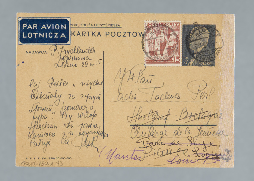 List na karcie pocztowej napisany na pustej części karty i na części przy danych pocztowych. Na rewersie dwa znaczki pocztowe (jeden naklejony, drugi nadrukowany), niebieska nalepka z napisem: „PAR AVION | LOTNICZNA”, dwie okrągłe pieczątki z datą nadania. Skreślenia i poprawki danych adresata.
Z treści: Kochany Tadziku! Dziękuję za pozdrowienia. Cieszy mnie bardzo Twoja podróż. Byłam całe 12 dni poza Warszawą. Wędruję między Kazimierzem a Puławami, a ostatecznie utkwiłam w Bochotnicy u rodziców […] [nieczytelne] i spędziłam cudowne 10 dni. […]