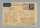 List na karcie pocztowej napisany na pustej części karty i na części przy danych pocztowych. Na rewersie dwa znaczki pocztowe (jeden naklejony, drugi nadrukowany), niebieska nalepka z napisem: „PAR AVION | LOTNICZNA”, dwie okrągłe pieczątki z datą nadania. Skreślenia i poprawki danych adresata.
Z treści: Kochany Tadziku! Dziękuję za pozdrowienia. Cieszy mnie bardzo Twoja podróż. Byłam całe 12 dni poza Warszawą. Wędruję między Kazimierzem a Puławami, a ostatecznie utkwiłam w Bochotnicy u rodziców […] [nieczytelne] i spędziłam cudowne 10 dni. […]