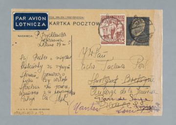 List na karcie pocztowej napisany na pustej części karty i na części przy danych pocztowych. Na rewersie dwa znaczki pocztowe (jeden naklejony, drugi nadrukowany), niebieska nalepka z napisem: „PAR AVION | LOTNICZNA”, dwie okrągłe pieczątki z datą nadania. Skreślenia i poprawki danych adresata.
Z treści: Kochany Tadziku! Dziękuję za pozdrowienia. Cieszy mnie bardzo Twoja podróż. Byłam całe 12 dni poza Warszawą. Wędruję między Kazimierzem a Puławami, a ostatecznie utkwiłam w Bochotnicy u rodziców […] [nieczytelne] i spędziłam cudowne 10 dni. […]
