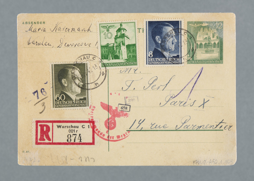 List na karcie pocztowej. Na rewersie cztery znaczki pocztowe (trzy naklejone, jeden nadrukowany). Dwa naklejone znaczki z wizerunkiem Adolfa Hitlera. Na pozostałych dwóch fotografie architektury. Nalepka polecenia i trzy okrągłe pieczątki pocztowe (dwie z datą nadania, jedna z godłem III Rzeszy). Obok danych adresata dwa prostokątne stempelki z numerami 390 i 458.Z treści: Mój Kochany Tadziu! Dziękuję Ci serdecznie za ostatnią paczkę – kluseczki były świetne – Jadzi i Aluni nadzwyczajnie smakowały. Dziwię się bardzo, że jeszcze nie napisałeś mi, czyś odwiedził dzieci Marka, i nie napisałeś mi, jak się one mają. […]