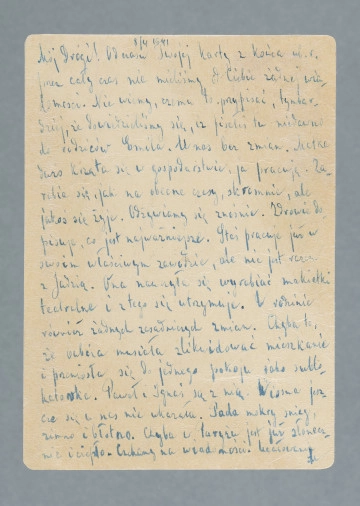 List na karcie pocztowej. Na rewersie dwa znaczki pocztowe (jeden naklejony, drugi nadrukowany), nalepka polecenia, dwie okrągłe pieczątki pocztowe, w tym jedna z godłem III Rzeszy.
Z treści: Mój Drogi! Od czasu Twojej karty z końca ub. r. przez cały czas nie mieliśmy od Ciebie żadnej wiadomości. Nie wiemy, czemu to przypisać, tym bardziej, że dowiedzieliśmy się, iż pisałeś też niedawno do rodziców Emila. U nas bez zmian. Matka dużo krząta się w gospodarstwie, ja pracuję. Zarabia się, jak na obecne czasy, skromnie, ale jakoś się żyje. Odżywiamy się znośnie. […]