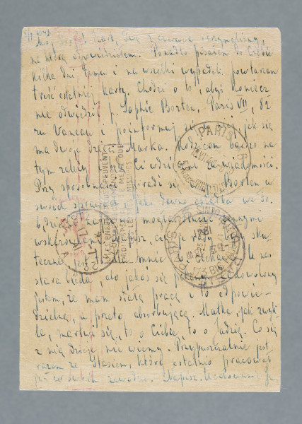 List na karcie pocztowej. Pieczątki na treści. Na rewersie cztery znaczki pocztowe (trzy naklejone, jeden nadrukowany), czerwona nalepka, pieczątki pocztowe, dwa prostokątne stempelki z numerami 243 i 280; nadruki - m.in.: „POSTKARTE”.
Z treści: Mój Drogi! Kartę Twą z czerwca otrzymaliśmy, na którą odpowiedziałem. Ponadto pisałem do Ciebie kilka dni temu i na wszelki wypadek powtarzam treść ostatniej karty. Chodzi o to, abyś koniecznie odwiedził p. Sophie Bortem, Paris VII, 82 rue Vaneau i poinformuj się u niej, jak się ma dwoje dzieci Marka. Rodzicom bardzo na tym zależy i będą Ci wdzięczni za wiadomości. […]