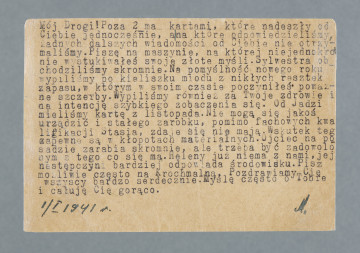 List na karcie pocztowej napisany na maszynie. Na rewersie naklejony znaczek pocztowy, trzy okrągłe pieczątki, prostokątny stempelek z numerem 1541, nadruki - m.in.: „Postkarte | Kartka pocztowa”.
Z treści: Mój Drogi! Poza 2_ma kartami, które nadeszły od Ciebie jednocześnie, a na które odpowiedzieliśmy, żadnych dalszych wiadomości od Ciebie nie otrzymaliśmy. Piszę na maszynie, na której niejednokrotnie wystukiwałeś swoje złote myśli. Sylwestra obchodziliśmy skromnie. Na pomyślność nowego roku wypiliśmy po kieliszku miodu z nikłych resztek zapasu, w którym w swoim czasie poczyniłeś poważne szczerby. […]