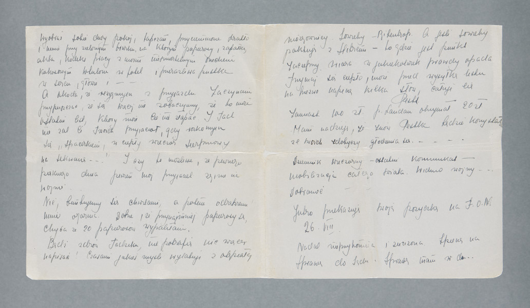 Odręczny list napisany na złożonej na pół czystej karcie papieru w kolorze szarym. Treść na wszystkich czterech stronach. Na wydartym dolnym fragmencie ostatniej strony zapisany adres Leona Perla.
Z treści: Mój kochany Tad! | A więc krakałeś i wykrakałeś. Dzisiaj przeżywamy dzień ciężki. Moc ludzi poszło do wojska. Nastrój nerwowy, a jednak spokojna Warszawa. Na zewnątrz […] [nieczytelne] opanowana, ale cukru już dzisiaj dostać nie można, konie i […] [nieczytelne] rekwirowano na […] [nieczytelne]. Wszystko odbywa się bez histerii, jakby ze zrozumieniem powagi chwili. […]
