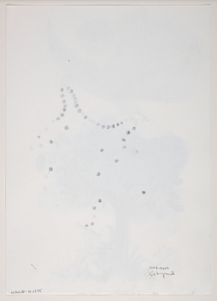 kolaż - Kolaż - wykonany z elementów naklejanych i narysowanych, namalowanych - utrzymany w tonacji kolorystycznej: czerni i szarości, brązach, błękitach i granatch, fiolecie, zieleni. Przedstawienie chłopca (rysunek ołówkiem i kredką, podmalowany ekoliną), grającego na instrumencie dętym (flecie), siedzącego po prawej od drzewa (drzewo narysowane ołówkiem i kredką, konar podmalowany ekoliną; liście - elementy naklejone, najbardziej zewnętrzne - namalowane, niektóre w środku korony narysowane kredką). Chłopiec opiera się o drzewo plecami - widoczny prawym bokiem do widza; twarz w półprofilu. Nad drzewem widoczny jest wielki kilkubarwny ptak (element naklejony), ukazany bokiem, nad nim koło (element naklejony); po lewej od ptaka naklejony (częściowo pod naklejonym ptakiem) wycięty element niebiesko-granatowego papieru. Ptak ma w zakrzywionym dziobie i w pazurach jednej z nóg długi sznur (ołówek) z nanizanymi na niego okrągłymi elementami w kolorach czarnym (te niektóre rozmazane, niekiedy nawet w kształcie kleksów), granatowym i niebieskim (farba, kredka). Elementy te rozsypują się także u końców sznura i spadają w dół - głównie w stronę dziecka i jego instrumentu: nad instrumentem tworzy się z nich jakby linia; element znajdujący się najniżej - tuż przy instrumencie. U końca sznura po lewej drugi ptak, znacznie mniejszy (naklejony).