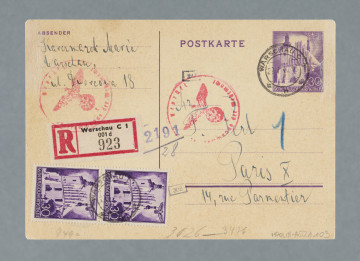 List na karcie pocztowej. Na rewersie trzy znaczki (dwa naklejone, jeden nadrukowany) nalepka polecenia, cztery okrągłe pieczątki pocztowe (dwie z datą nadania i dwie z godłem III Rzeszy), dwa prostokątne stempelki z numerami 247 i 308; nadruki - m.in.: „POSTKARTE”.
Z treści: Mój Drogi! Dziękujemy za makaron, cukier i Maggi. Makaronu jeszcze nie jadłem, natomiast konsumowała go Jadzia i była zachwycona. Czekoladę, jaką nam przesłałeś, popijaliśmy wszyscy po kolei. Mrozy u nas tęgie. Dziś do 20° niżej zera, przy pięknej słonecznej pogodzie. W mieszkaniu ciepło dzięki temu, że mamy jeszcze zapasik węgla i drzewa. […]