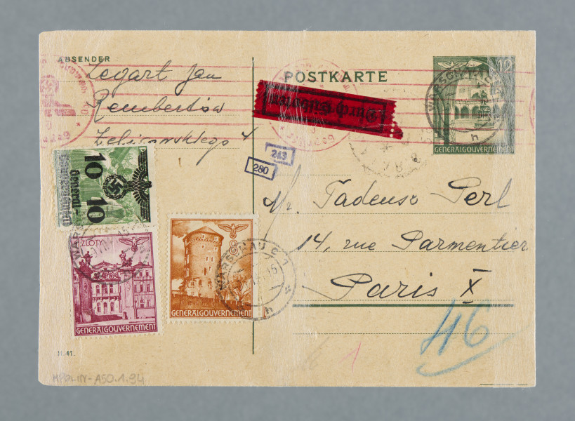 List na karcie pocztowej. Pieczątki na treści. Na rewersie cztery znaczki pocztowe (trzy naklejone, jeden nadrukowany), czerwona nalepka, pieczątki pocztowe, dwa prostokątne stempelki z numerami 243 i 280; nadruki - m.in.: „POSTKARTE”.
Z treści: Mój Drogi! Kartę Twą z czerwca otrzymaliśmy, na którą odpowiedziałem. Ponadto pisałem do Ciebie kilka dni temu i na wszelki wypadek powtarzam treść ostatniej karty. Chodzi o to, abyś koniecznie odwiedził p. Sophie Bortem, Paris VII, 82 rue Vaneau i poinformuj się u niej, jak się ma dwoje dzieci Marka. Rodzicom bardzo na tym zależy i będą Ci wdzięczni za wiadomości. […]