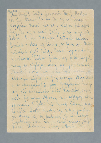 List na karcie pocztowej. Na rewersie dwa znaczki pocztowe, (jeden naklejony, drugi nadrukowany), nalepka polecenia, pieczątki pocztowe, dwa prostokątne stempelki z numerami 363 i 349.
Z treści: Mój Drogi! Zajdź ponownie do p. Bortem (82 rue Vaneau) i dowiedz się co słychać z trojgiem dzieci Marka. Napisz jak najprędzej, co się z nimi dzieje i czy mają się dobrze. U nas dotychczas żadnych zmian. Wcześnie zrobiło się zimno, w pierwszych dniach miesiąca spadł śnieg. […]