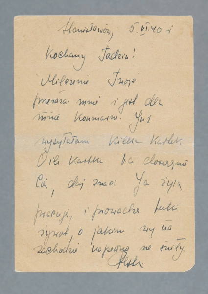 List na karcie pocztowej. Na rewersie nadruki w języku rosyjskim, pieczątki pocztowe, nadrukowane godło ZSRR, trzy znaczki (dwa naklejone, jeden nadrukowany).
Z treści: Kochany Tadziu! Milczenie Twoje przeraża mnie i jest dla mnie koszmarne. Już wysyłałem kilka kartek. O ile kartki bez […] [nieczytelne] Cię, daj znać. Ja żyję, pracuję i prowadzę taki żywot, o jakim wy na zachodzie na pewno nie śniły. […]