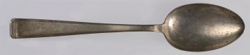 MPOLIN-M703 Łyżka stołowa wykonana ze stopu metali (biały metal), pokryta cienką warstwą srebrnej powłoki (platerowana). Kształt czerpaka jest eliptyczny - silniej zwężający się w stronę zakończenia czerpaka, delikatniej w stronę trzonka. Trzonek jest płaski, lekko rozszerza się ku dołowi. Trzonek został ozdobiony oszczędnym wzorem geometrycznym (utrzymanym w stylistyce art déco). Dekoracja składa się z trzech prostych poprzecznych żłobień umieszczonych na jego zakończeniu. Po każdym kolejnym żłobieniu trzonek zwęża się, tworząc jakby trzy stopnie, z czego najwęższy znajduje się przy krawędzi. Wzdłuż bocznych krawędzi, trzonek został delikatnie pocieniony.