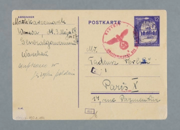 List na karcie pocztowej. Na rewersie nadrukowany znaczek, pieczątki pocztowe, w tym jedna z godłem III Rzeszy; nadruki - m.in.: „POSTKARTE”.  List podpisany Maria Karczmarek - zapewne fikcyjne nazwisko, którego używała rodzina Helmanów w korespondencji słanej do Francji. Z treści: Drogi Tadziu, bardzo się ucieszyłam wiadomością od Ciebie, bo już dawno chyba nie pisałeś. Ja czuję się nieźle i jakoś sobie radzę. Pytasz o rodziców Jadzi – nie widuję się z nimi zupełnie, rozmawiam z nimi czasem telefonicznie. Wiem, że są zdrowi. Oboje pracują. […]