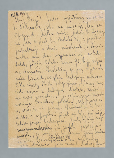 List na karcie pocztowej napisany na pustej części karty i na części przy danych pocztowych. Na rewersie nadrukowany znaczek pocztowy, ślad prawdopodobnie po oderwanym znaczku, pieczątki pocztowe; nadruki - m.in. „TELEFON MIĘDZYMIASTOWY USUWA ODLEGŁOŚĆ!”.
Z treści: Mój Drogi! Jutro wyjeżdżamy na 10 dni do Nałęczowa, nie na kurację, lecz na odpoczynek. Matka miała jechać do Morszyna, lecz wyjazd ten odwlókł się z powodu pertraktacji o zbycie mieszkania, a obecnie matka nie chce wypuszczać się w tak daleką podróż. Ostatni numer Gł. Gosp. zapewne otrzymałeś. […]