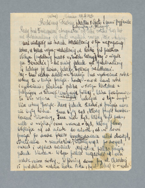 Odręczny list napisany na pojedynczej karcie w kratkę (prawdopodobnie wyrwana z zeszytu), która została złożona na pół. Wszystkie cztery strony pokryte pismem. Kilka plam u dołu pierwszej strony. W treści relacja o kondycji własnej Seweryna Trossa i jego losach po wybuchu II wojny światowej, na tle ogólnych obserwacji.Treść:(Wilno) Vilnius[,] 27 XII 1939 r.
Kochany Tadziu, [przecinek przerobiony z wykrzyknika; kolejne wyrazy wersu – piórem z grubszą stalówką] Mietku i Guto i inni przyjaciele przebywający we Francji. [ponownie cienka stalówka] Kiedy przed 5 miesiącami otrzymałem od Ciebie ostatni Twój list, nie spodziewaliśmy się tych wszystkich zmian, które w [od połowy kolejnego słowa pismo grubą stalówką] międzyczasie nastąpiły na świecie. Wiedzieliśmy o tym najzupełniej dobrze, że będzie wojna; wiedzieliśmy, ze Polska jest państwem słabym (czytaliśmy przecież w „[Neue] Zürcher Zeitung” głosy o wizycie gen. Ironside’a [brytyjski dowódca wojskowy Edmund Ironside po wizycie w Polsce w lipcu 1939 przewidywał, że w razie wybuchu wojny Polska może zostać szybko podbita]) – niemniej jednak nie spodziewaliśmy się takiego jej końca, jakiego byliśmy świadkami. Wy – tam siedząc daleko – we Francji nie wyobrażacie sobie – cośmy tu w kraju przeżyli. Zresztą – może nawet sobie i wyobrażacie, ponieważ jesteście w stałym kontakcie z przebywającą we Francji czwartą brygadą emigracji polskiej, która poinformowała Was zapewne należycie o tym wszystkim, cośmy przeżyli. Muszę jednak stwierdzić, że przeżycia nasze nie były równe. Inne były tych, którzy przeżyli bombardowanie Warszawy. Inne znów tych, którzy byli podczas walk w wojsku, inne wreszcie tych, którzy pieszo, błąkając się od miasta do miasta, od wsi do wsi przeżyli po drodze piekło bombardowania miast otwartych, ostrzeliwania z samolotów uchodźców, wędrujących po drogach, szosach i wiejskich ścieżkach. Największe piekło przeżyła jednak Warszawa. W tym piekle znajdowali się nasi rodzice, nasze siostry… W piwnicy domu przy ul. Chłodnej 15 przesiedziała rodzina Leona Perla, przy ul. Solnej 6 – rodzina Grünsteinów – na Grzybowskiej – Rosensteinów. Itd. itd. Podczas długich 20 dni nasi rodzice żywili się kaszą – bez wody, chleba, kartofli… Ten czas ja przebyłem na pieszej wędrówce dookoła Polski. Warszawa – Otwock – Żelechów – Szack – przeprawa przez Bug (ostatnim ostrzeliwanym przez samoloty promem pod Różanką – Włodawa – Lublin (zawrót) i wreszcie Kowel. Trupy leżące na drodze, ciągłe ostrzeliwanie z karabinów maszynowych, czołgi, pociągi pancerne, palące się miasta – to pierwszy rozdział mojej epopei.
Potem rozgrywa się drugi. Kowel. Wojska bolszewickie wchodzą do miasta. Oczekiwanie. Entuzjazm. „Witajcie ich jako zbawców” – pisze w odezwie prezydent Kowla p. Ratajski „Idą na Warszawę!” – oto ogólne przeświadczenie ludności i uchodźców. Tak zresztą myślą żołnierze sowieccy – nawet „politrucy”. W 2 dni po podaniu przez radio moskiewskie wiadomości o ustaleniu linii demarkacyjnej sowiecko-niemieckiej sowiecki „politruk” w mundurze komandora – pouczał zebranych „izrajletów” – że wrogiem ludu jest ten, kto rozsiewa sabotażowe pogłoski, jakoby armia sowiecka miała się zatrzymać w swym pochodzie, jakoby Lublin, Warszawa, Łódź miały być oddane Niemcom… A jednak zostały oddane… Na ulicy Kowla było widać tymczasem najrozmaitsze obrazki, wymagające pióra nie Szołochowa, ale Erenburga. Oficer polski spoliczkowany dwukrotnie przez żydowskiego milicjanta, zrywającego z niego szlify, wydzierającego się przy tem w niebogłosy – „to za Mińsk – to za Przytyk” [zapewne przywołanie głośnych zajść antyżydowskich z 1936 r. w Mińsku Mazowieckim i podradomskim Przytyku] – albo znów podporucznik Żyd (zdaje się Szwarcskajn[?]), popełniający samobójstwo, nie chcąc oddać broni, aresztującym go milicjantom. Rabunki, morderstwa, spekulacje, 18 godzinne ogonki za chlebem i rzeczy naprawdę godne podkreślenia – entuzjazm chłopów wołyńskich…
Rozdział III. Lwów. 3 miesiące. Fusy pływające na powierzchni; zakłamanie; ody na cześć 18 św. pańskich. Wzajemne donosy, szkalowanie, lizydupstwo. A przy tym wszystkim niesamowity bałagan, dezorganizacja, kilometrowe ogonki za chlebem, spekulacja, której rozmiarów nie sposób sobie wyobrazić. Spekulacja dochodząca do absurdu. (Kupujesz worek pantofli na lewą nogę – za 150 zł, w ciągu godziny sprzedajesz za 300 zł. Po co? – nikt nie wie. Baisza-Hansza[?]… To trzeba było widzieć… A jednocześnie widzisz walkę wszy. Ze wszystkich stron pozłaziły się Schürery [?], Lece, Pasternaki [?], jeden drugiemu szkodzi, szkaluje jeden II-go, opowiada o tym, co ten kiedyś mówił, jakie miał zastrzeżenia… Z naszych przyjaciół pracę dostaje Olek – nędzna posadka w Zakładzie Oczyszczania Miasta, Wandzia – [słowo podkreślone:] cenzorem literackim, a Zdzich – dawna stara posadka w Stanisławowie… Robiony entuzjazm Olka – i formalna apatia. Szwagierek Twój [tj. Stanisław Wohl] (bezrobotny) i Jadzia [tj. siostra, Jadwiga z Perlów] marzą o wyjeździe na Zachód (przeklina Ciebie, miał paszport do Rumunii i został), podobnie Zdzich itd. Ja mam możliwość robienia „kariery”. (600 zł mies[ięcznie], k[ilogram] masła 20 zł, butów i ubrania w ogóle nie można kupić). Praca redakcyjna albo magistrat… I wreszcie – Rozdział IV. Wilno. Żydowska burżuazja. Wstrętne obrzydliwe mordy, wymalowane panienki, wyrolowane złą szminką, gogusie w mocno podniszczonych ubrankach, niemający w kieszeni ani centa. – Wszystko żyjący na koszt Fundacji Hoovera lub Jointu. Opieka rzeczywiście niezwykła. Jedzenie bezpłatne – obiad z 4 dań, śniadanko i kolacja (biały chleb, masło, ser, wędlina, marmolada) i 15 litów na osobę mieszkanie (pokój kosztuje 30 litów). P. sędzia Friede [sędzia handlowy Maksymilian Friede?], p. Rafał Szereszowski [finansista, przemysłowiec, działacz społeczny, przed wojną uchodzący za jednego z najzamożniejszych obywateli polskich], Julian Glass [przedwojenny właściciel wielkiej warszawskiej firmy handlu żelazem] na bezpłatnym obiadku wydawanym przez Joint. Warto to zobaczyć!!! Ale stąd – droga na świat. Kosztowna co prawda – ale zawsze droga. Samolotem do Sztokholmu, skąd znów aeroplanem – dalej w świat ku Europie – albo okrętem via Azja ku Ameryce. (Koszty podróży częściowo pokrywa „Hias”). Od Warszawy dzielą mnie 2 granice. Wiem, że moi jakoś tam żyją, dom niezniszczony, nieobrabowany (a to dużo). (Podobnie upiekło się i Waszym starym. Wytransportowali Jadzię z Pestką do Lwowa i żyją… Jak? Żyją – i to dobre). Mam jedzenie i spanie – a jednak nie mogę tu wytrzymać – pali mnie bezczynność – muszę wyjechać – [kolejne słowa zdania podkreślone:] i w tym musicie mi dopomóc. Musicie wystarać się dla mnie w Paryżu o [dwa kolejne słowa podkreślone:] wizę francuską. (W Kownie wydają mężczyznom do lat 28). Twoje koneksje Tadziu może się tu przydadzą („Głos Gospod.” nr francuski) (Tyś robił go w Paryżu, ja w Warszawie itd. dziennikarz, filofrancuz, „Czas”, redaktor – wszystko co chcesz – byleby pomogło. Może być legion, wojsko francuskie itd…Wymyślcie sami. Potoście przecież przyjaciele). (Podobnie ja pomogłem Kazikowi i Zdzichowi)… Znajdźcie Cękalskiego. Pomóc Ci może p. Karol Ford (opowiedz mu wszystkie moje [?]), Paris V rue Rollin 5 (człowiek ten ma olbrzymie stosunki, jest speakerem polskim francuskiego radia (godz. 7), stypendysta rządu francuskiego). Podobnie pogadaj w tej sprawie z moimi wujkami (niech przyślą trochę forsy. Naopowiadajcie, co chcecie, byleby pomogli stąd się dalej wydostać[)] 2) H. Sztycer. Paris X. 209 St. Maur. [tj. rue Saint-Maur] 1) B. Sztycer. Fabricant. Boulevard Barbès 40. Paris 18. (Jest synem Geni ze Sztycerów).
Mógłbym pisać wiele, wiele i wiele…Najwięcej mógłbym gadać. A przede wszystkim chciałbym was wyściskać i ucałować. Chciałbym, aby to nastąpiło. Tyle osób wyjeżdża – a ja… żyję na łaskawym chlebie „Jointu”.
!!! Domagam się niezwłocznej odpowiedzi. O ile możecie telegraficznej (3 dni). List lotniczy idzie 7–14 dni. Zwykły w ogóle nie dochodzi. Całuję Was
Tross
[adres obramowany liniami z trzech stron:] Seweryn Tross (Samuel Grynsztajn) | Lietouva [?] [właśc. Lietuva] | Vilnius | Piłsudskiego 20/2.
[obok, z czterema podkreśleniami:] Wizę i forsę!!! P.S. Niesłychane i śmieszne[,] dr Adolf Atlas [zob. biogram w Wirtualnym Sztetlu; po wojnie przebywał w USA, w 1958 wysłano do niego zaproszenie na zjazd koleżeński Gimnazjum Męskiego w Sanoku: https://sanockabibliotekacyfrowa.pl/dlibra/show-content/publication/edition/373?id=373; przed wojną pisywał m.in. teksty na tematy ekonomiczno-gospodarcze] został profesorem na uniwersytecie lwowskim. Koresponduje z Chruszczowem [zapewne Nikitą Chruszczowem, wówczas I sekretarzem Wszechzwiązkowej Komunistycznej Partii Ukrainy] itp. P.S. (Ostatnia wiadomość) W tej chwili dowiedziałem się, że Staś [Wohl] i Jadzia [z d. Perl Wohl] są w drodze do mnie. Myślę, że i dla nich będziesz musiał się starać. STross