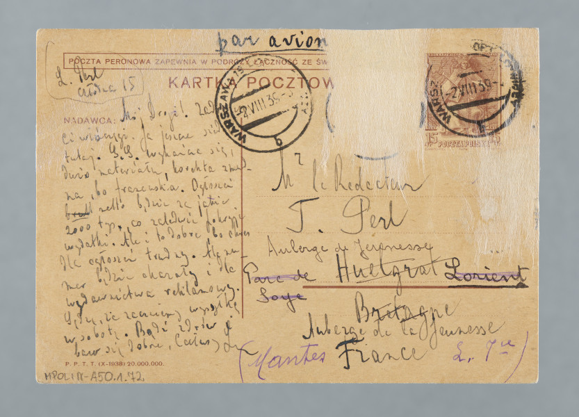 List na karcie pocztowej napisany na pustej części karty i na części przy danych pocztowych. Na rewersie nadrukowany znaczek pocztowy, ślad prawdopodobnie po oderwanym znaczku, trzy pieczątki pocztowe (znaczny fragment jednej z nich oderwany wraz ze znaczkiem). U góry, pośrodku, dopisek: „par avion”. Pod nim ujęty w ramkę nadruk: „POCZTA PERONOWA ZAPEWNIA W PODRÓŻY ŁĄCZNOŚĆ ZE ŚW[…]”. Fragment nadrukowanego napisu oderwany wraz ze znaczkiem. Poprawki i skreślenia w danych adresata.
Z treści: Kochany Tadziulku! Cieszę się bardzo, że zwiedzasz takie piękne zakątki, że są piękne wnoszę z pocztówek. Chciałabym jednak, żebyś trochę odpoczął na jednym miejscu. […]