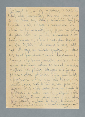 List na karcie pocztowej. Na rewersie dwa znaczki pocztowe (jeden naklejony, drugi nadrukowany), nalepka polecenia, pieczątki pocztowe, w tym jedna z godłem III Rzeszy; dwa prostokątne stempelki z numerami 445 i 395.
Z treści: Mój Drogi! Od czasu gdy napisaliśmy do Ciebie ostatnią kartę, otrzymaliśmy dwa razy widomy znak, że sobie dajesz radę. Nadeszły mianowicie dwie paczki – jedna z soją, a druga z makaronem. Ten ostatni ma być znakomity, ja go jeszcze nie jadłem, ale Jadzia, która go już raz konsumowała na śniadanie, wyraża się o nim z zachwytem. […]