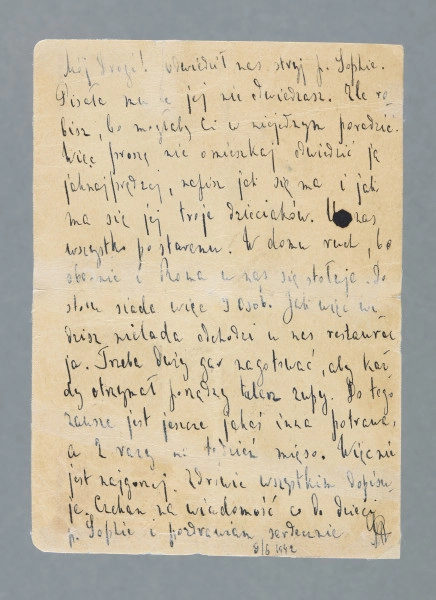List na karcie pocztowej. Na rewersie dwa znaczki pocztowe (jeden naklejony, z wizerunkiem Adolfa Hitlera, drugi nadrukowany), częściowo zachowana nalepka polecenia, pieczątki pocztowe.
Z treści: Mój Drogi! Odwiedził nas stryj p. Sophie. Pisała mu, że jej nie odwiedzasz. Źle robisz, bo mogłaby Ci w niejednym poradzić. Więc proszę nie omieszkaj odwiedzić ją jak najprędzej, napisz jak się ma i jak ma się jej troje dzieciaków. U nas wszystko po staremu. […]