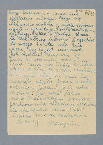 List na karcie pocztowej. Na rewersie trzy znaczki pocztowe (dwa naklejone, z wizerunkami Adolfa Hitlera, jeden nadrukowany), trzy okrągłe pieczątki pocztowe (dwie z datą nadania, jedna z godłem III Rzeszy).  List podpisany Maria Karczmarek - zapewne fikcyjne nazwisko, którego używała rodzina Helmanów w korespondencji słanej do Francji. Z treści: Drogi Tadeuszu, u mnie nic specjalnie nowego. Czuję się nie bardzo dobrze – moje zdrowie ciągle szwankuje. Paczkę dostałam, dziękuję. Pytasz o Jadzię. Wiem, że chciałaby bardzo pojechać do swego brata, ale nie wiem, czy to jest możliwe. […]