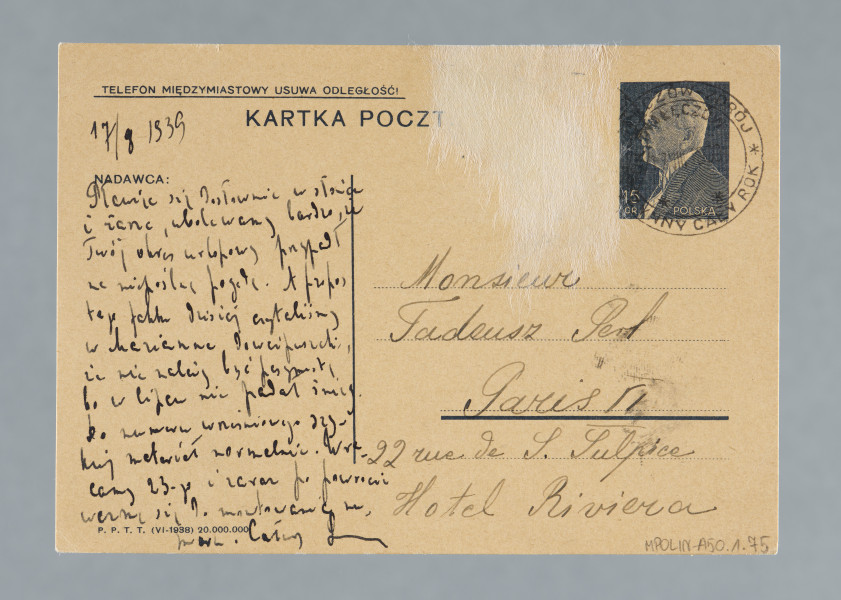 List na karcie pocztowej napisany na pustej części karty i na części przy danych pocztowych. Na rewersie nadrukowany znaczek pocztowy, ślad prawdopodobnie po oderwanym znaczku, okrągła pieczątka z datą nadania i fragment drugiej (reszta oderwana wraz ze znaczkiem); nadruki - m.in. „TELEFON MIĘDZYMIASTOWY USUWA ODLEGŁOŚĆ!”.
Z treści: Kochany Tadziulku! | Żałuję mocno, że nie dopisały Ci pogody – u nas ciągłe upały. Jak wnosisz z karty, siedzimy w Nałęczowie – jesteśmy tu od niedzieli. Jest tu b. ładnie, zdumiewająca rozmaitość roślinności i drzew, 30to morgowy park, ładne spacery, ale ja chodzę mało z powodu panujących upałów, gdyż inaczej wycieczki wcale nie są uciążliwe. […]