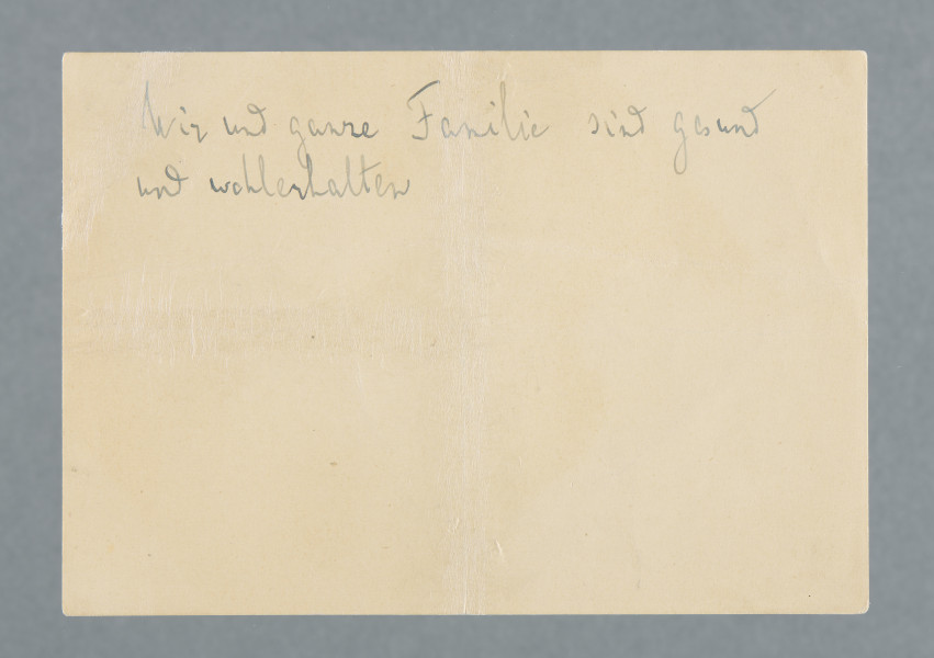 Krótka wiadomość w języku niemieckim na karcie z obramowaną prostokątną pieczątką Polskiego Czerwonego Krzyża: POLSKI CZERWONY KRZYŻ | DZIAŁ POSZUKIWAŃ | 2, Rue Euler, PARIS – 8 e Ponad nią adres nadawcy: Leon Perl | Warschau | Chłodna [?] 15Po prawej od pieczęci dane adresata:  Monsieur | Tadeusz Perl | Paris VI | 22, rue de St. Sulpice | Hotel RivieraW lewym dolnym rogu ogłówkiem: 39Na stronie verso u góry: Wir und ganze Familie sind gesund und wohlerhalter [My i cała rodzina jesteśmy zdrowi i mamy się dobrze]