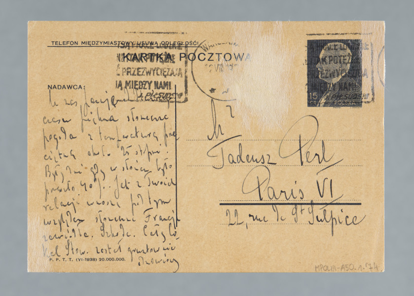 List na karcie pocztowej napisany na pustej części karty i na części przy danych pocztowych. Na rewersie nadrukowany znaczek pocztowy, ślad prawdopodobnie po oderwanym znaczku, pieczątki pocztowe; nadruki - m.in. „TELEFON MIĘDZYMIASTOWY USUWA ODLEGŁOŚĆ!”.
Z treści: Mój Drogi! Jutro wyjeżdżamy na 10 dni do Nałęczowa, nie na kurację, lecz na odpoczynek. Matka miała jechać do Morszyna, lecz wyjazd ten odwlókł się z powodu pertraktacji o zbycie mieszkania, a obecnie matka nie chce wypuszczać się w tak daleką podróż. Ostatni numer Gł. Gosp. zapewne otrzymałeś. […]