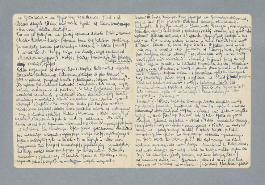 Odręczny list napisany na pojedynczej karcie w kratkę (prawdopodobnie wyrwana z zeszytu), która została złożona na pół. Wszystkie cztery strony pokryte pismem. Kilka plam u dołu pierwszej strony. W treści relacja o kondycji własnej Seweryna Trossa i jego losach po wybuchu II wojny światowej, na tle ogólnych obserwacji.Treść:(Wilno) Vilnius[,] 27 XII 1939 r.
Kochany Tadziu, [przecinek przerobiony z wykrzyknika; kolejne wyrazy wersu – piórem z grubszą stalówką] Mietku i Guto i inni przyjaciele przebywający we Francji. [ponownie cienka stalówka] Kiedy przed 5 miesiącami otrzymałem od Ciebie ostatni Twój list, nie spodziewaliśmy się tych wszystkich zmian, które w [od połowy kolejnego słowa pismo grubą stalówką] międzyczasie nastąpiły na świecie. Wiedzieliśmy o tym najzupełniej dobrze, że będzie wojna; wiedzieliśmy, ze Polska jest państwem słabym (czytaliśmy przecież w „[Neue] Zürcher Zeitung” głosy o wizycie gen. Ironside’a [brytyjski dowódca wojskowy Edmund Ironside po wizycie w Polsce w lipcu 1939 przewidywał, że w razie wybuchu wojny Polska może zostać szybko podbita]) – niemniej jednak nie spodziewaliśmy się takiego jej końca, jakiego byliśmy świadkami. Wy – tam siedząc daleko – we Francji nie wyobrażacie sobie – cośmy tu w kraju przeżyli. Zresztą – może nawet sobie i wyobrażacie, ponieważ jesteście w stałym kontakcie z przebywającą we Francji czwartą brygadą emigracji polskiej, która poinformowała Was zapewne należycie o tym wszystkim, cośmy przeżyli. Muszę jednak stwierdzić, że przeżycia nasze nie były równe. Inne były tych, którzy przeżyli bombardowanie Warszawy. Inne znów tych, którzy byli podczas walk w wojsku, inne wreszcie tych, którzy pieszo, błąkając się od miasta do miasta, od wsi do wsi przeżyli po drodze piekło bombardowania miast otwartych, ostrzeliwania z samolotów uchodźców, wędrujących po drogach, szosach i wiejskich ścieżkach. Największe piekło przeżyła jednak Warszawa. W tym piekle znajdowali się nasi rodzice, nasze siostry… W piwnicy domu przy ul. Chłodnej 15 przesiedziała rodzina Leona Perla, przy ul. Solnej 6 – rodzina Grünsteinów – na Grzybowskiej – Rosensteinów. Itd. itd. Podczas długich 20 dni nasi rodzice żywili się kaszą – bez wody, chleba, kartofli… Ten czas ja przebyłem na pieszej wędrówce dookoła Polski. Warszawa – Otwock – Żelechów – Szack – przeprawa przez Bug (ostatnim ostrzeliwanym przez samoloty promem pod Różanką – Włodawa – Lublin (zawrót) i wreszcie Kowel. Trupy leżące na drodze, ciągłe ostrzeliwanie z karabinów maszynowych, czołgi, pociągi pancerne, palące się miasta – to pierwszy rozdział mojej epopei.
Potem rozgrywa się drugi. Kowel. Wojska bolszewickie wchodzą do miasta. Oczekiwanie. Entuzjazm. „Witajcie ich jako zbawców” – pisze w odezwie prezydent Kowla p. Ratajski „Idą na Warszawę!” – oto ogólne przeświadczenie ludności i uchodźców. Tak zresztą myślą żołnierze sowieccy – nawet „politrucy”. W 2 dni po podaniu przez radio moskiewskie wiadomości o ustaleniu linii demarkacyjnej sowiecko-niemieckiej sowiecki „politruk” w mundurze komandora – pouczał zebranych „izrajletów” – że wrogiem ludu jest ten, kto rozsiewa sabotażowe pogłoski, jakoby armia sowiecka miała się zatrzymać w swym pochodzie, jakoby Lublin, Warszawa, Łódź miały być oddane Niemcom… A jednak zostały oddane… Na ulicy Kowla było widać tymczasem najrozmaitsze obrazki, wymagające pióra nie Szołochowa, ale Erenburga. Oficer polski spoliczkowany dwukrotnie przez żydowskiego milicjanta, zrywającego z niego szlify, wydzierającego się przy tem w niebogłosy – „to za Mińsk – to za Przytyk” [zapewne przywołanie głośnych zajść antyżydowskich z 1936 r. w Mińsku Mazowieckim i podradomskim Przytyku] – albo znów podporucznik Żyd (zdaje się Szwarcskajn[?]), popełniający samobójstwo, nie chcąc oddać broni, aresztującym go milicjantom. Rabunki, morderstwa, spekulacje, 18 godzinne ogonki za chlebem i rzeczy naprawdę godne podkreślenia – entuzjazm chłopów wołyńskich…
Rozdział III. Lwów. 3 miesiące. Fusy pływające na powierzchni; zakłamanie; ody na cześć 18 św. pańskich. Wzajemne donosy, szkalowanie, lizydupstwo. A przy tym wszystkim niesamowity bałagan, dezorganizacja, kilometrowe ogonki za chlebem, spekulacja, której rozmiarów nie sposób sobie wyobrazić. Spekulacja dochodząca do absurdu. (Kupujesz worek pantofli na lewą nogę – za 150 zł, w ciągu godziny sprzedajesz za 300 zł. Po co? – nikt nie wie. Baisza-Hansza[?]… To trzeba było widzieć… A jednocześnie widzisz walkę wszy. Ze wszystkich stron pozłaziły się Schürery [?], Lece, Pasternaki [?], jeden drugiemu szkodzi, szkaluje jeden II-go, opowiada o tym, co ten kiedyś mówił, jakie miał zastrzeżenia… Z naszych przyjaciół pracę dostaje Olek – nędzna posadka w Zakładzie Oczyszczania Miasta, Wandzia – [słowo podkreślone:] cenzorem literackim, a Zdzich – dawna stara posadka w Stanisławowie… Robiony entuzjazm Olka – i formalna apatia. Szwagierek Twój [tj. Stanisław Wohl] (bezrobotny) i Jadzia [tj. siostra, Jadwiga z Perlów] marzą o wyjeździe na Zachód (przeklina Ciebie, miał paszport do Rumunii i został), podobnie Zdzich itd. Ja mam możliwość robienia „kariery”. (600 zł mies[ięcznie], k[ilogram] masła 20 zł, butów i ubrania w ogóle nie można kupić). Praca redakcyjna albo magistrat… I wreszcie – Rozdział IV. Wilno. Żydowska burżuazja. Wstrętne obrzydliwe mordy, wymalowane panienki, wyrolowane złą szminką, gogusie w mocno podniszczonych ubrankach, niemający w kieszeni ani centa. – Wszystko żyjący na koszt Fundacji Hoovera lub Jointu. Opieka rzeczywiście niezwykła. Jedzenie bezpłatne – obiad z 4 dań, śniadanko i kolacja (biały chleb, masło, ser, wędlina, marmolada) i 15 litów na osobę mieszkanie (pokój kosztuje 30 litów). P. sędzia Friede [sędzia handlowy Maksymilian Friede?], p. Rafał Szereszowski [finansista, przemysłowiec, działacz społeczny, przed wojną uchodzący za jednego z najzamożniejszych obywateli polskich], Julian Glass [przedwojenny właściciel wielkiej warszawskiej firmy handlu żelazem] na bezpłatnym obiadku wydawanym przez Joint. Warto to zobaczyć!!! Ale stąd – droga na świat. Kosztowna co prawda – ale zawsze droga. Samolotem do Sztokholmu, skąd znów aeroplanem – dalej w świat ku Europie – albo okrętem via Azja ku Ameryce. (Koszty podróży częściowo pokrywa „Hias”). Od Warszawy dzielą mnie 2 granice. Wiem, że moi jakoś tam żyją, dom niezniszczony, nieobrabowany (a to dużo). (Podobnie upiekło się i Waszym starym. Wytransportowali Jadzię z Pestką do Lwowa i żyją… Jak? Żyją – i to dobre). Mam jedzenie i spanie – a jednak nie mogę tu wytrzymać – pali mnie bezczynność – muszę wyjechać – [kolejne słowa zdania podkreślone:] i w tym musicie mi dopomóc. Musicie wystarać się dla mnie w Paryżu o [dwa kolejne słowa podkreślone:] wizę francuską. (W Kownie wydają mężczyznom do lat 28). Twoje koneksje Tadziu może się tu przydadzą („Głos Gospod.” nr francuski) (Tyś robił go w Paryżu, ja w Warszawie itd. dziennikarz, filofrancuz, „Czas”, redaktor – wszystko co chcesz – byleby pomogło. Może być legion, wojsko francuskie itd…Wymyślcie sami. Potoście przecież przyjaciele). (Podobnie ja pomogłem Kazikowi i Zdzichowi)… Znajdźcie Cękalskiego. Pomóc Ci może p. Karol Ford (opowiedz mu wszystkie moje [?]), Paris V rue Rollin 5 (człowiek ten ma olbrzymie stosunki, jest speakerem polskim francuskiego radia (godz. 7), stypendysta rządu francuskiego). Podobnie pogadaj w tej sprawie z moimi wujkami (niech przyślą trochę forsy. Naopowiadajcie, co chcecie, byleby pomogli stąd się dalej wydostać[)] 2) H. Sztycer. Paris X. 209 St. Maur. [tj. rue Saint-Maur] 1) B. Sztycer. Fabricant. Boulevard Barbès 40. Paris 18. (Jest synem Geni ze Sztycerów).
Mógłbym pisać wiele, wiele i wiele…Najwięcej mógłbym gadać. A przede wszystkim chciałbym was wyściskać i ucałować. Chciałbym, aby to nastąpiło. Tyle osób wyjeżdża – a ja… żyję na łaskawym chlebie „Jointu”.
!!! Domagam się niezwłocznej odpowiedzi. O ile możecie telegraficznej (3 dni). List lotniczy idzie 7–14 dni. Zwykły w ogóle nie dochodzi. Całuję Was
Tross
[adres obramowany liniami z trzech stron:] Seweryn Tross (Samuel Grynsztajn) | Lietouva [?] [właśc. Lietuva] | Vilnius | Piłsudskiego 20/2.
[obok, z czterema podkreśleniami:] Wizę i forsę!!! P.S. Niesłychane i śmieszne[,] dr Adolf Atlas [zob. biogram w Wirtualnym Sztetlu; po wojnie przebywał w USA, w 1958 wysłano do niego zaproszenie na zjazd koleżeński Gimnazjum Męskiego w Sanoku: https://sanockabibliotekacyfrowa.pl/dlibra/show-content/publication/edition/373?id=373; przed wojną pisywał m.in. teksty na tematy ekonomiczno-gospodarcze] został profesorem na uniwersytecie lwowskim. Koresponduje z Chruszczowem [zapewne Nikitą Chruszczowem, wówczas I sekretarzem Wszechzwiązkowej Komunistycznej Partii Ukrainy] itp. P.S. (Ostatnia wiadomość) W tej chwili dowiedziałem się, że Staś [Wohl] i Jadzia [z d. Perl Wohl] są w drodze do mnie. Myślę, że i dla nich będziesz musiał się starać. STross