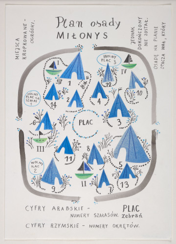 kolaż - Mapa, w tonacji głównie czarnej i niebieskiej, przedstawiająca m.in. niebieskie namioty (elementy naklejone) i żaglówki (z zielonymi kadłubami, naklejonymi), krzaki, kwiaty, ograniczone czterema zaokrąglonymi grubymi czarnymi liniami. Wiele napisów ołówkiem, zwłaszcza przy górnej oraz dolnej krawędzi, m.in.: MIEJSCA | KROPKOWANE - | OGRÓDKI. (napis po lewej u góry, w orientacji ku prawej krawędzi); Plan osady | MIŁONYS  (napis pośrodku górnej krawędzi, w orientacji właściwej karty); JEDNAK | DOKOŃCZONY | NIE ZOSTAŁ. | OSADĘ NA PLANIE OTARZA WAŁ, KTÓRY (napis po prawej u góry, w orientacji ku prawej krawędzi). Pośrodku mapy w wykropkowanym na czarno i niebiesko okręgu (niezamkniętym - zwłaszcza po prawej) napis PLAC. Obok namiotów - cyfry arabskie, obok łódek - cyfry rzymskie.