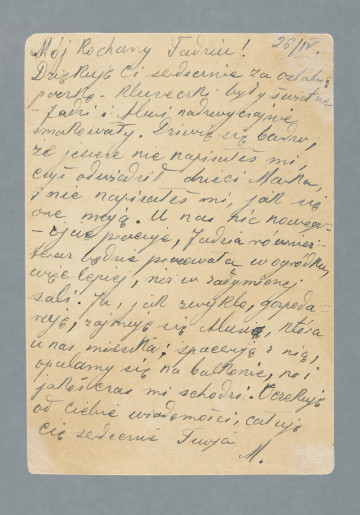 List na karcie pocztowej. Na rewersie cztery znaczki pocztowe (trzy naklejone, jeden nadrukowany). Dwa naklejone znaczki z wizerunkiem Adolfa Hitlera. Na pozostałych dwóch fotografie architektury. Nalepka polecenia i trzy okrągłe pieczątki pocztowe (dwie z datą nadania, jedna z godłem III Rzeszy). Obok danych adresata dwa prostokątne stempelki z numerami 390 i 458.Z treści: Mój Kochany Tadziu! Dziękuję Ci serdecznie za ostatnią paczkę – kluseczki były świetne – Jadzi i Aluni nadzwyczajnie smakowały. Dziwię się bardzo, że jeszcze nie napisałeś mi, czyś odwiedził dzieci Marka, i nie napisałeś mi, jak się one mają. […]