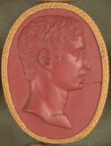 czerwona duża gemma, owalna pionowa, w złotym otoku. Prawy profil młodego mężczyzny o krótkich, falujących włosach. Nos u nasady dość wydatny, niżej nieco zagięty, wyraźnie zaznaczona broda.